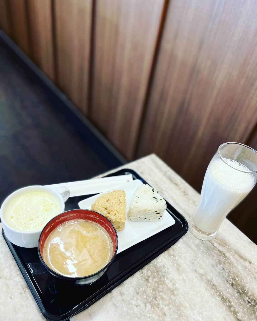 金村義明さんのインスタグラム写真 - (金村義明Instagram)「ANAダイヤモンドラウンジ おにぎり味噌汁の朝食！ 自宅戻って味噌煮込みうどん フルーツファミリー🥭荒山社長からの超甘〜い，苺🍓」1月18日 13時12分 - yoshiaki_kanemura