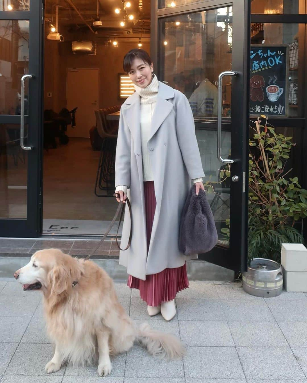 ImotoEtsuyo さんのインスタグラム写真 - (ImotoEtsuyo Instagram)「中目黒のカフェ&バー「ArlEee Nakameguro」へ #愛犬　#ココア　とお茶。 @arleee_nakameguro   暖炉の火を眺めながら 30種類以上のクラフトビールや 焙煎したコーヒーを楽しんだり ワンちゃんと一緒に寛げる空間。 大型犬もOk。  クラフトビール 飲み比べセットで好みのビールを みつけるのもいいですね。  ココアも近くのお席のワンちゃんと 楽しそうにしていました！ #fashion  #スカート➡︎ @reedit_official  #ニット➡︎ @ciena_plus  #コート➡︎ @elura_official  #bag ➡︎ @web_kob  ・ ・ @arleee_nakameguro  #中目黒カフェ  #中目黒グルメ  #中目黒 #カフェ巡り  #クラフトビール  #craftbeer  #ルイボスティー  #目黒川  #散歩 #ワンちゃん #ok  #わんこ と#一緒  #カフェ  #cafe  #暖炉  #arleeenakameguro #ゴールデンレトリバー  #goldenretriever  #シニア犬」1月18日 6時36分 - bisuhada