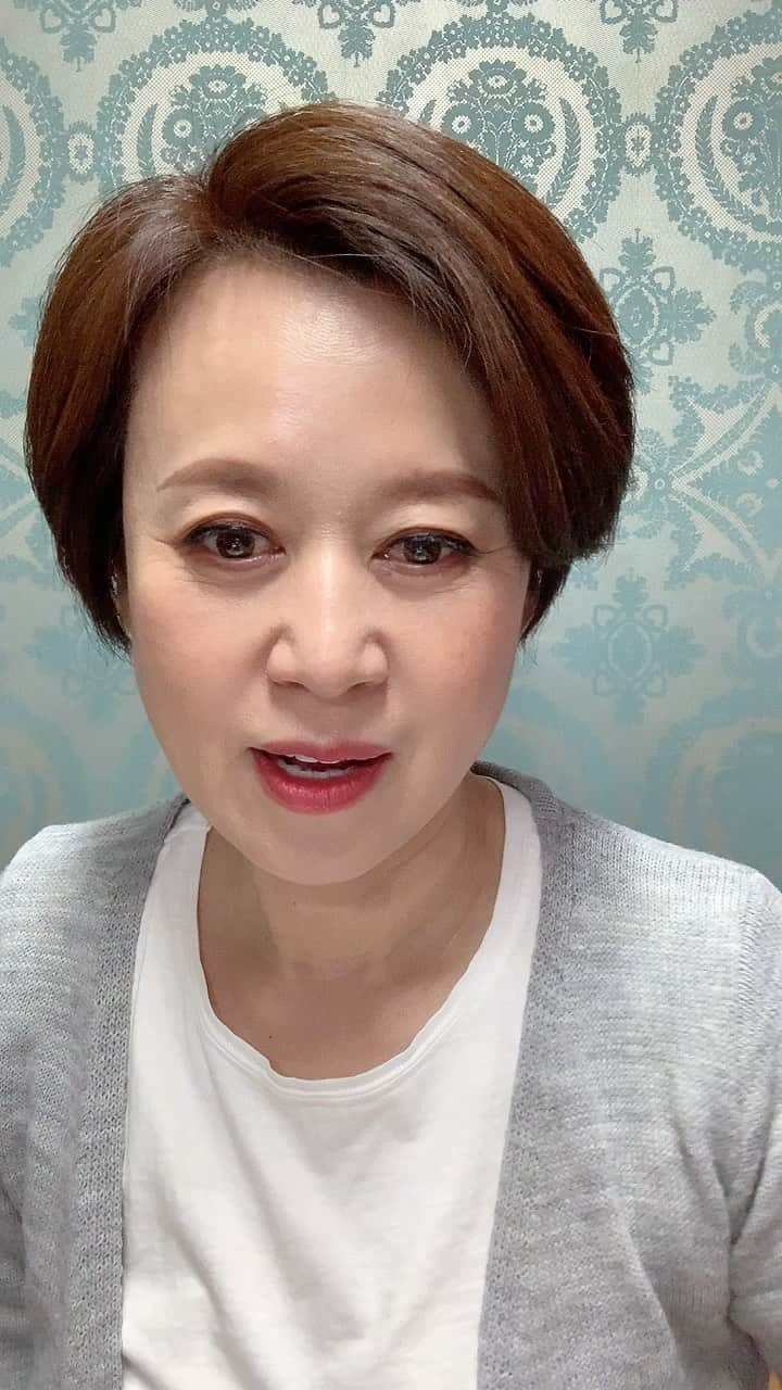 パク・ミソンのインスタグラム：「와~~많이들  좋아해 주셔서  감사합니다 . . 통단팥과  견과류가  씹히는  쑥 밥알찹쌀떡  . 달콤한  단호박과  짭잘하고 고소한  치즈의 콜라보  거기에  카스테라 겉옷까지 ㅎㅎ  .   출시 기념으로 2종 구매시 특가할인을 합니다. .  치즈단호박떡 19.900원  .밥알쑥찹쌀떡 19.900원 . . 출시기념으로 2종 구매시 특가할인을 합니다. .  39.800원 제품가를 최종할인가 29.900원에 무료배송까지 해드립니다. . 29900원에  무료배송  . 박미선떡  맛있게  드셔주세요 ~~ . 링크 걸어뒀어요  .네이버에서  박미선떡  검색하셔도  나와요  .  좀  시원하게  드세요 ~~~ . #박미선떡#매진될수도」