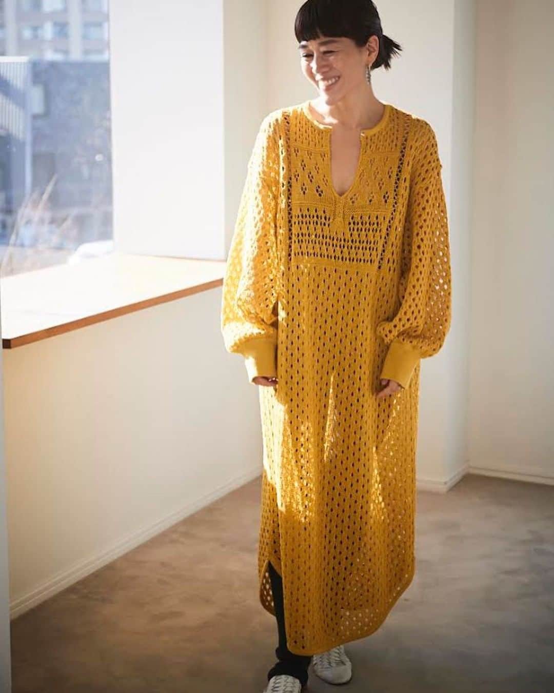 早坂香須子さんのインスタグラム写真 - (早坂香須子Instagram)「kone × Kazuko Hayasaka Spring 2022  「croshet knit summer dress」 胸元の刺繍はプルオーバーと違う表情で、小さな真鍮ボタンを付けています。袖の下部分はプルオーバー同様に空けて涼しげに。  胸下からメッシュを細かくしているので、上半身は涼しげに、下半身は写真で見るよりは透けにくくなっています。  裾は私が長年着ているヴィンテージシャツにならってラウンドにしているので、いろんなボトムと合わせやすいですよ。 撮影ではマユハダに合わせましたが、ショートパンツでも、デニムやワイドパンツでも可愛いと思う。  モデルのなたねさんはインナーにマユハダのライラック上下。 私はマユハダのタイム（良い色です）上下。 今年のマユハダをリブにしたのは、こういうアウター的な着方をしたかったから。 シルクって、紫外線からも肌を守ってくれるんです。  ドレスは2人ともML着用です。  詳しくはbioリンクから @kone_satoseni  @___gea___  #1月20日受注スタート #完全受注生産  #佐藤繊維と早坂香須子 #koneknit #サマーニット #ポンチョ #メッシュニット #サマードレス #クロシェ編み #佐藤繊維 #fashion  #knit」1月18日 8時29分 - kazukovalentine