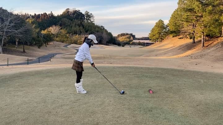 相川友希のインスタグラム：「2022.4ラウンドはいつもだいたい同じスコアのゴル友と💙 ラウンドしながら練習⛳️ 2人とも同スコア🙌 #こうした方が良いかな　#バンカーは入れない　#パター良い日悪い日普通の日　#ゴルフ　#もっと振ってこー　#コック #フィニッシュ問題」