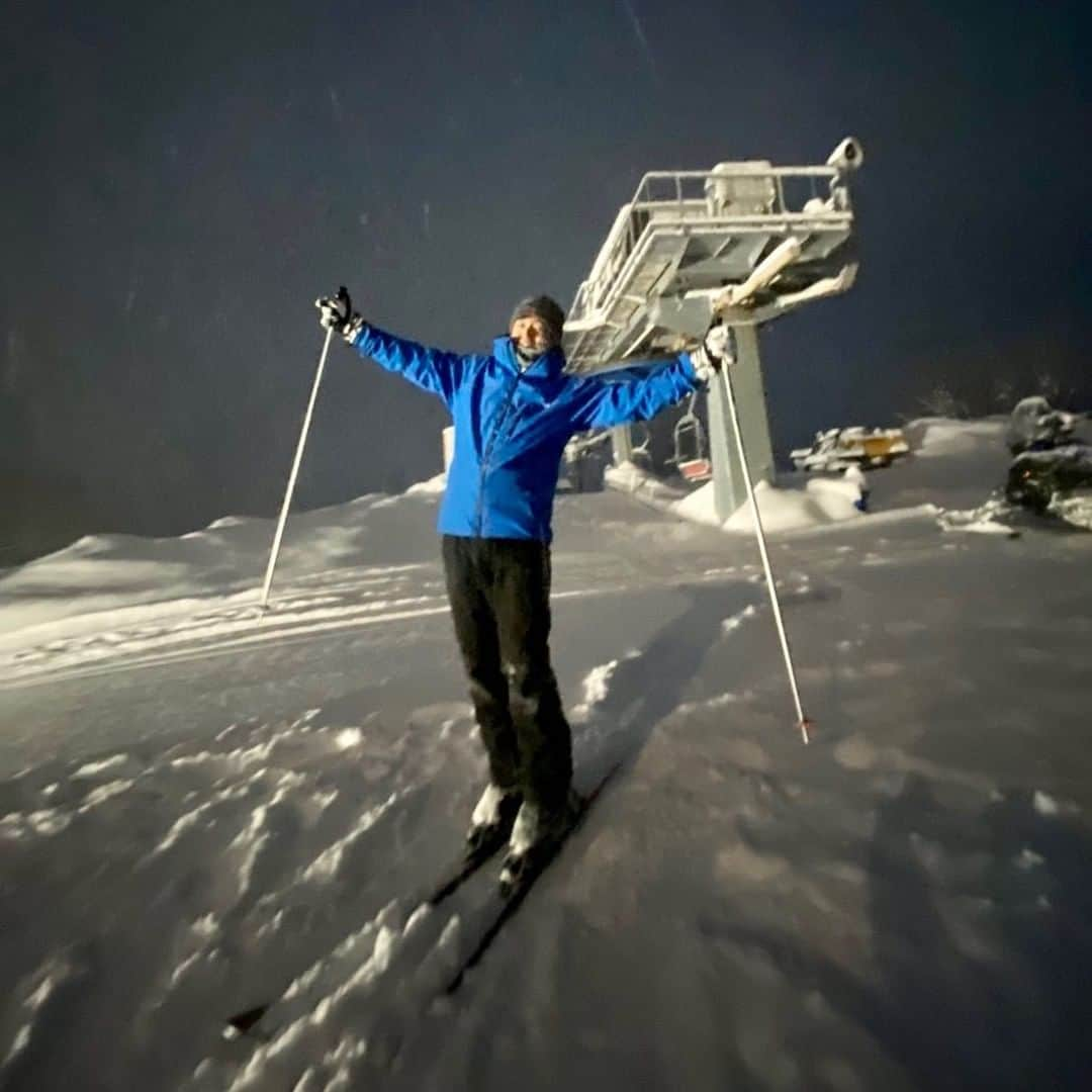 依田司さんのインスタグラム写真 - (依田司Instagram)「1月18日(火) 関東一の豪雪地帯、群馬県みなかみ町藤原の「水上高原スキーリゾート」から。 寒波の最中、気温は−8℃を下回り、本番中に積雪が２ｍを突破しました。2シーズンぶりのゲレンデ中継です。 今シーズンは雪が豊富で、スキー・スノーボードはもちろんですが、スノーアクティビティも充実しています。なかでも推したいのが、アラスカンハスキー犬による犬ぞり体験と専用コースで走るスノーモービル体験。雪面を突っ走るスノーモービルは癖になるような楽しさでした。 ちなみに、18歳から24歳の女性はリフト券が毎日無料なんだそう。あら、いーなー。  #水上高原スキーリゾート #スノーモービル  #DoCLASSE #ドゥクラッセ #依田さん #依田司 #お天気検定 #テレビ朝日 #グッドモーニング #サタデーステーション #気象予報士 #お天気キャスター #japan #japantrip #japantravel #unknownjapan #japanAdventure #japanlife #lifeinjapan #instagramjapan #instajapan #療癒 #ilovejapan #weather #weathercaster #weatherforecast」1月18日 9時35分 - tsukasa_yoda