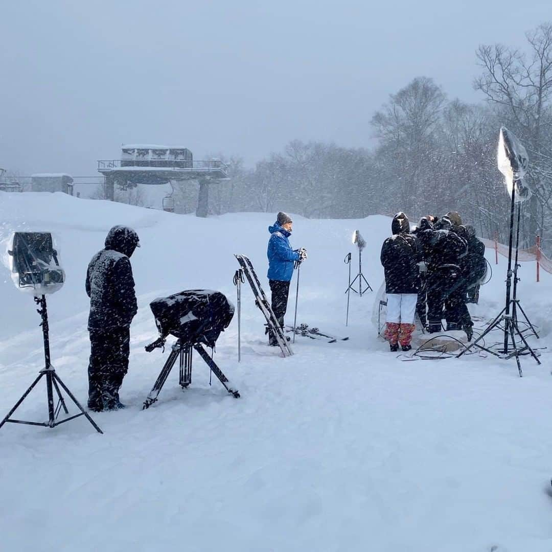 依田司さんのインスタグラム写真 - (依田司Instagram)「1月18日(火) 関東一の豪雪地帯、群馬県みなかみ町藤原の「水上高原スキーリゾート」から。 寒波の最中、気温は−8℃を下回り、本番中に積雪が２ｍを突破しました。2シーズンぶりのゲレンデ中継です。 今シーズンは雪が豊富で、スキー・スノーボードはもちろんですが、スノーアクティビティも充実しています。なかでも推したいのが、アラスカンハスキー犬による犬ぞり体験と専用コースで走るスノーモービル体験。雪面を突っ走るスノーモービルは癖になるような楽しさでした。 ちなみに、18歳から24歳の女性はリフト券が毎日無料なんだそう。あら、いーなー。  #水上高原スキーリゾート #スノーモービル  #DoCLASSE #ドゥクラッセ #依田さん #依田司 #お天気検定 #テレビ朝日 #グッドモーニング #サタデーステーション #気象予報士 #お天気キャスター #japan #japantrip #japantravel #unknownjapan #japanAdventure #japanlife #lifeinjapan #instagramjapan #instajapan #療癒 #ilovejapan #weather #weathercaster #weatherforecast」1月18日 9時35分 - tsukasa_yoda