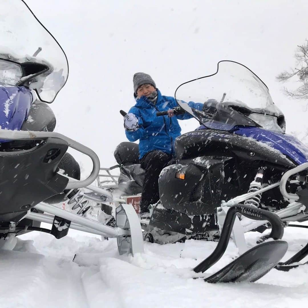 依田司さんのインスタグラム写真 - (依田司Instagram)「1月18日(火) 関東一の豪雪地帯、群馬県みなかみ町藤原の「水上高原スキーリゾート」から。 寒波の最中、気温は−8℃を下回り、本番中に積雪が２ｍを突破しました。2シーズンぶりのゲレンデ中継です。 今シーズンは雪が豊富で、スキー・スノーボードはもちろんですが、スノーアクティビティも充実しています。なかでも推したいのが、アラスカンハスキー犬による犬ぞり体験と専用コースで走るスノーモービル体験。雪面を突っ走るスノーモービルは癖になるような楽しさでした。 ちなみに、18歳から24歳の女性はリフト券が毎日無料なんだそう。あら、いーなー。  #水上高原スキーリゾート #スノーモービル  #DoCLASSE #ドゥクラッセ #依田さん #依田司 #お天気検定 #テレビ朝日 #グッドモーニング #サタデーステーション #気象予報士 #お天気キャスター #japan #japantrip #japantravel #unknownjapan #japanAdventure #japanlife #lifeinjapan #instagramjapan #instajapan #療癒 #ilovejapan #weather #weathercaster #weatherforecast」1月18日 9時35分 - tsukasa_yoda