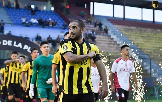 ワルテル・ガルガノのインスタグラム：「Estamos felices por haber obtenido este trofeo con el gran nombre que lleva y lo que significa para nuestra enorme institución.   Ya estamos concentrados y pensando en lo que se nos viene.   Gracias querida hinchada aurinegra, su apoyo es fundamental en todo momento.  PEÑAROL PEÑAROL 🖤💛🖤💛  #WG23 🦁」
