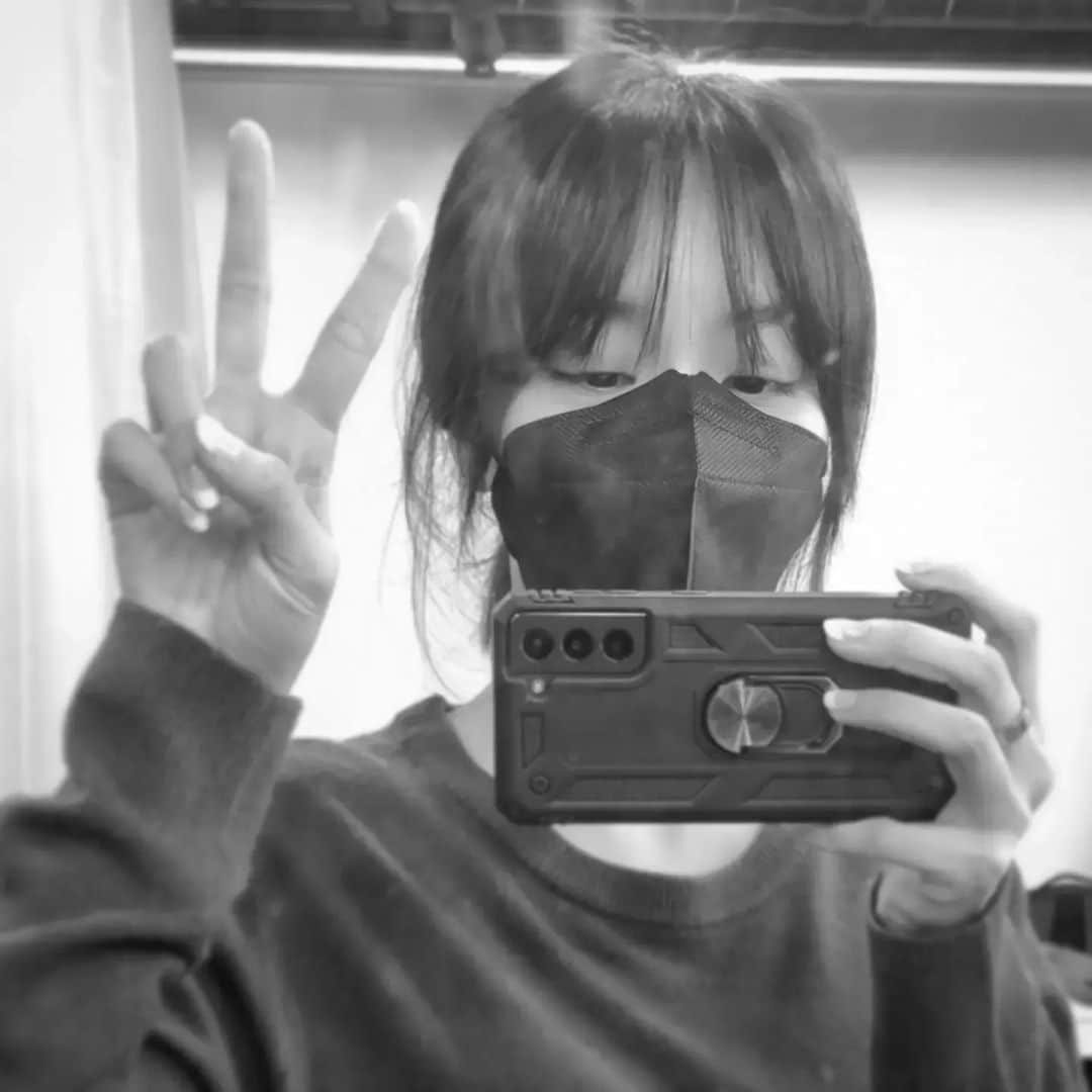 チョン・ユミンのインスタグラム：「D-1 🙊 🙊 🙊 #연극_죽은남자의휴대폰」