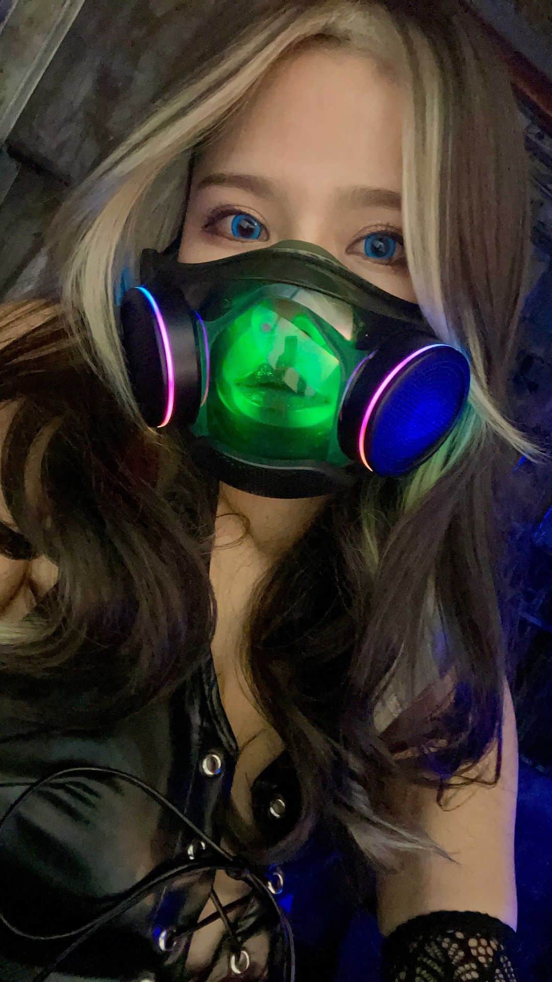 プラネットオシリスのインスタグラム：「. movie /寒黙 . . @razer  . . #ゲーミングマスク#コスプレ#コスプレイヤー#インナーカラー#ウィッグ #razer#razerzephyr#razergaming  #cosplay#cosplayer」