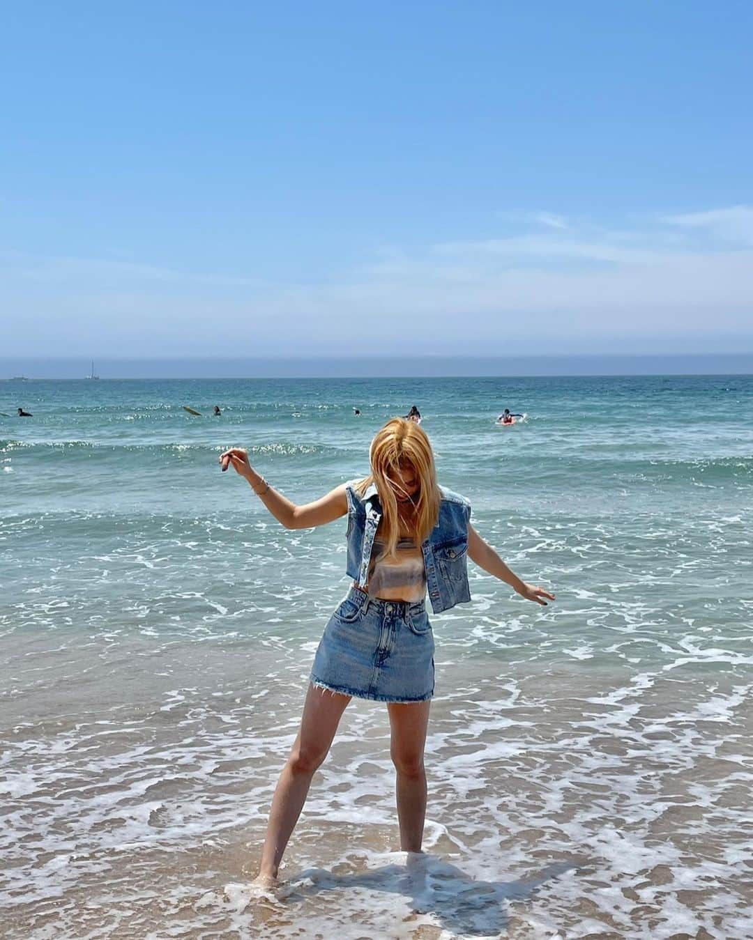 ITZYさんのインスタグラム写真 - (ITZYInstagram)「That day on the beach☀️」1月18日 12時29分 - itzy.all.in.us