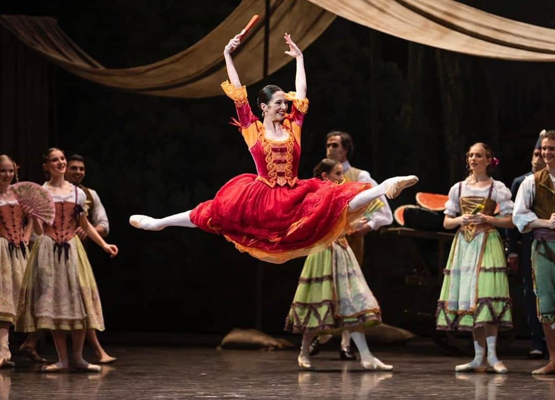 オニール八菜のインスタグラム：「💃🏻💃🏻💃🏻   #donquichotte #rudolfnoureev  #kitri @balletoperadeparis  📷 @julienbenhamouphotographe」