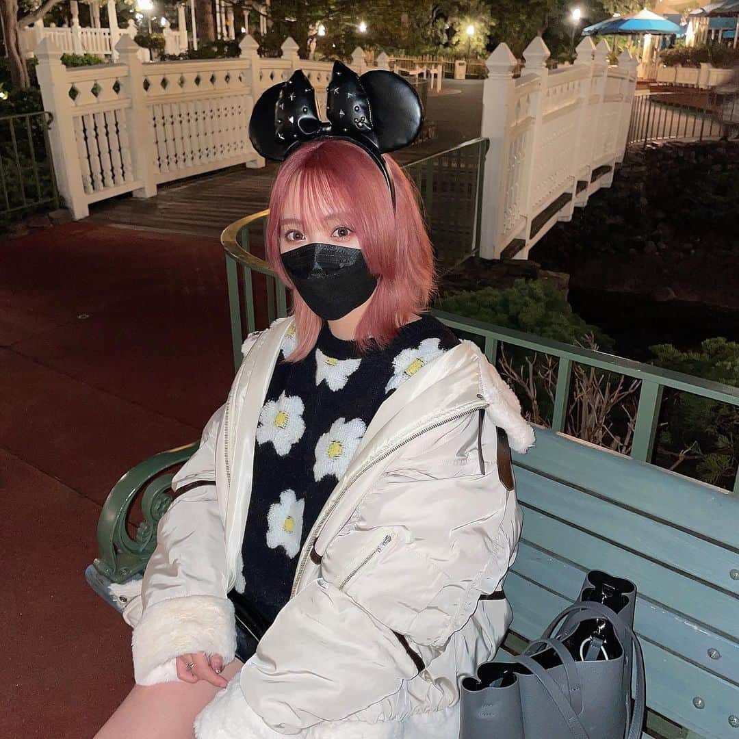 のインスタグラム：「ぼちぼちディズニー投稿を始めていく✍️ . 全身はまた別で載せるとして＼(^-＼) ｵｲﾄｲﾃ(/-^)/ 私にしては珍しい大柄のニット🌼❕ @grl_official のなんだけど 可愛かった...！！！！ そして分厚くてヒートテックとか着てないのに 全然寒くなかった...！！！！助けられた . . 夜にフラッシュで撮るの苦手だったけど ハイトーンにしたから映えますねえ❕してる . . #disney #ディズニー #ハイトーン #ウルフ #ウルフボブ #grl #グレイル #code」