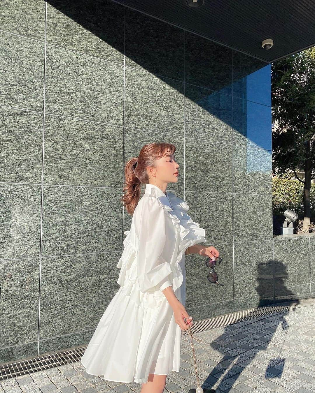 梯真奈美さんのインスタグラム写真 - (梯真奈美Instagram)「今日はとびきり風が強くてフリルがワッサー🌬  そんなことより、ミニバニティ かわいくないかい？😭♡  SSの小物たちも可愛いアイテム 盛りだくさんに作ったから 楽しみにしててほしいなぁ🌼  @eimyistoire_official   #モノトーンコーデ #シャツワンピース #eimy #eimyistoire」1月18日 22時31分 - official_manami