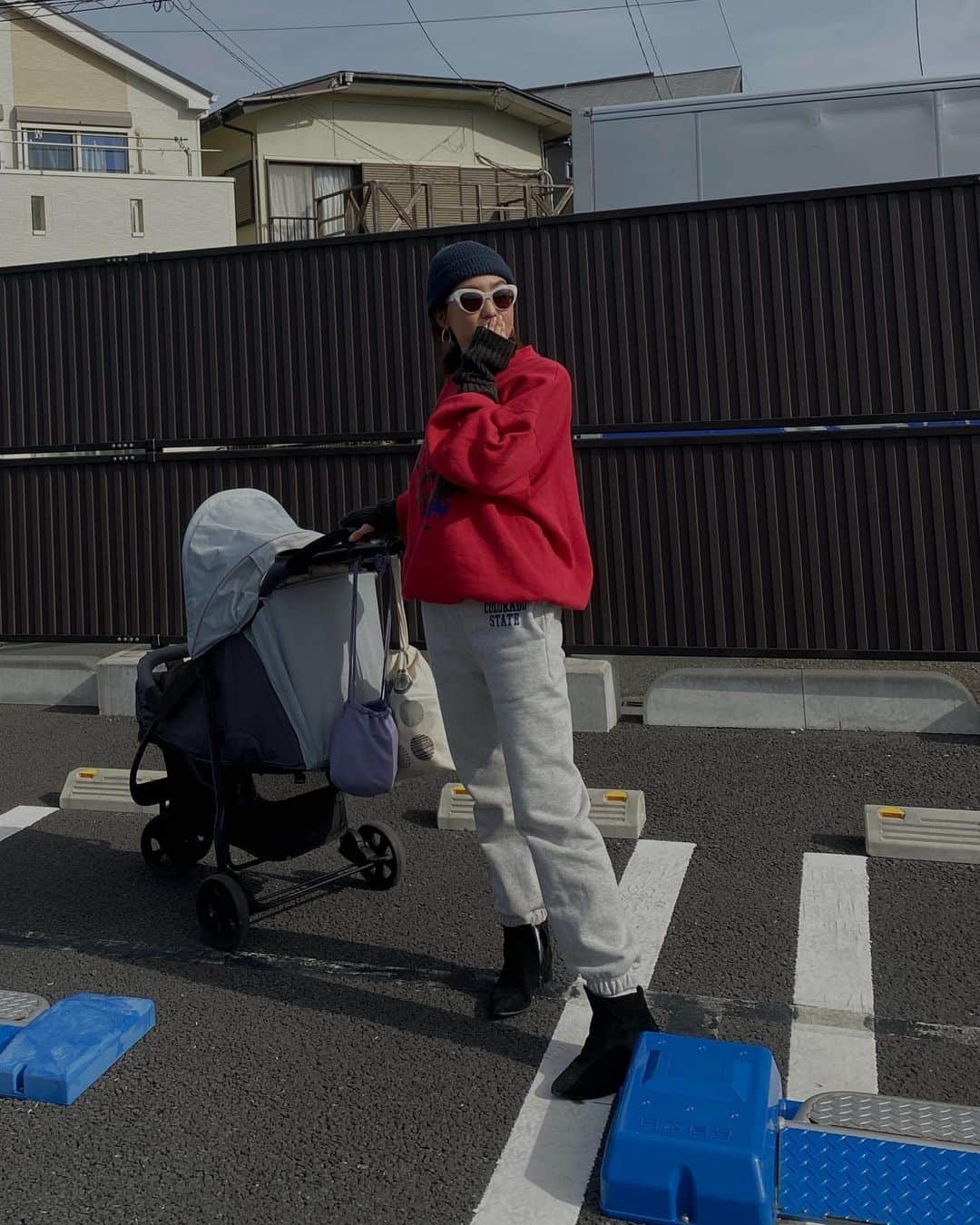 堀舞紀のインスタグラム：「🕶 . . . 忘れ物大魔王の様子。 この日は キャニオの体操服を 忘れた… . . 卒園間際になってまで 上手に幼稚園生活のサポート業務が出来てないダメダメ母ちゃん👻 . . これでも 初めに比べたらマシになったんだけど😛もぉすぐ卒園かぁ。。 寂しくて泣いちゃうなぁ… . . 幼稚園のド平和な雰囲気が 大好きだった。 世界で1番可愛い生物は "幼稚園生"だった。 . . 年少さんに戻りたい。 サミシサミシサミシ！ . . ここまで育ててきて、 先人達のお告げが響いています。 . . あとは、 お願い！！！ 最後の行事だけは やらせてくれーーーーッ . . #母の叫び #ootd #子育て記録 #残り少ない幼稚園生活 #6歳と0歳 #母ちゃん #ヘビーウェイトスウェット」