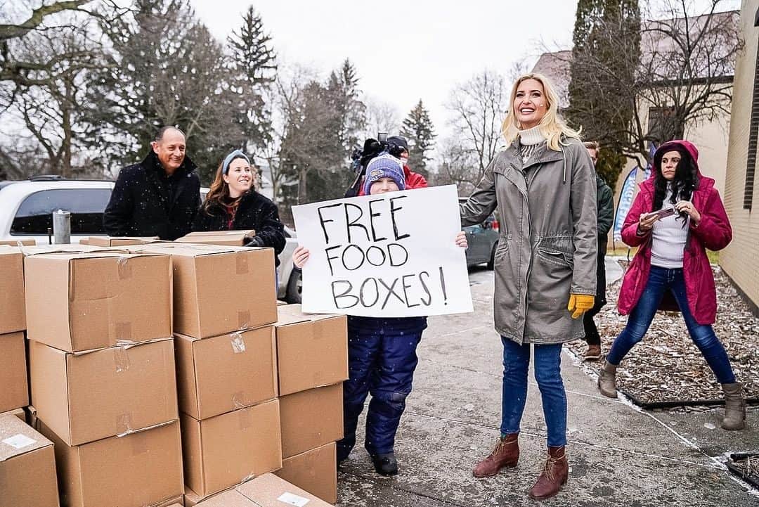 イヴァンカ・トランプのインスタグラム：「Thank you to our many incredible partners and volunteers who helped feed tens of thousands American families across Idaho and NY, with fresh, nutritious, locally-sourced produce and dairy this holiday season.  ✔️1.1 Million pounds of locally sourced dairy🥛+ produce 🍎delivered  ✔️1.3 Million meals served  ✔️52,000 + food boxes distributed 📦  ✔️100% privately funded  God Bless and Happy New Year!」