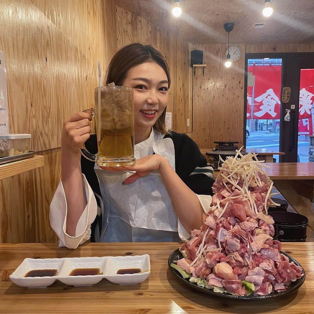 美舞さんのインスタグラム写真 - (美舞Instagram)「. . @hotarutaru21 とお久しぶりにちょい旅🚄💨 @jidori_syokudou_kokurakita に🐔❤️行ってきたよ🙋‍♀️ たーくさんメニューがあって、 ご飯スープ卵は自由に食べれて、 レバーも皮も猪肉なんかもあって大満足🤭 その中でも、！！！！ 種鶏が私の一押しです　👈👈！ 最後に卵かけご飯するのは絶対にお忘れなく🙋‍♀️ 美味しくて食べ過ぎて帰り苦しかったよ😢❤️幸 @hotarutaru21 と妊婦の様なお腹で帰りました。笑 . ちょっといつもと違う土地。楽しかったね。 近場で　ちょい旅❤️特別でいいよねーっ！！ . #小倉　#小倉グルメ　#地鶏食堂 #小倉ランチ　#北九州グルメ #北九州ランチ #福岡ランチ」1月18日 22時50分 - mibuki__.39