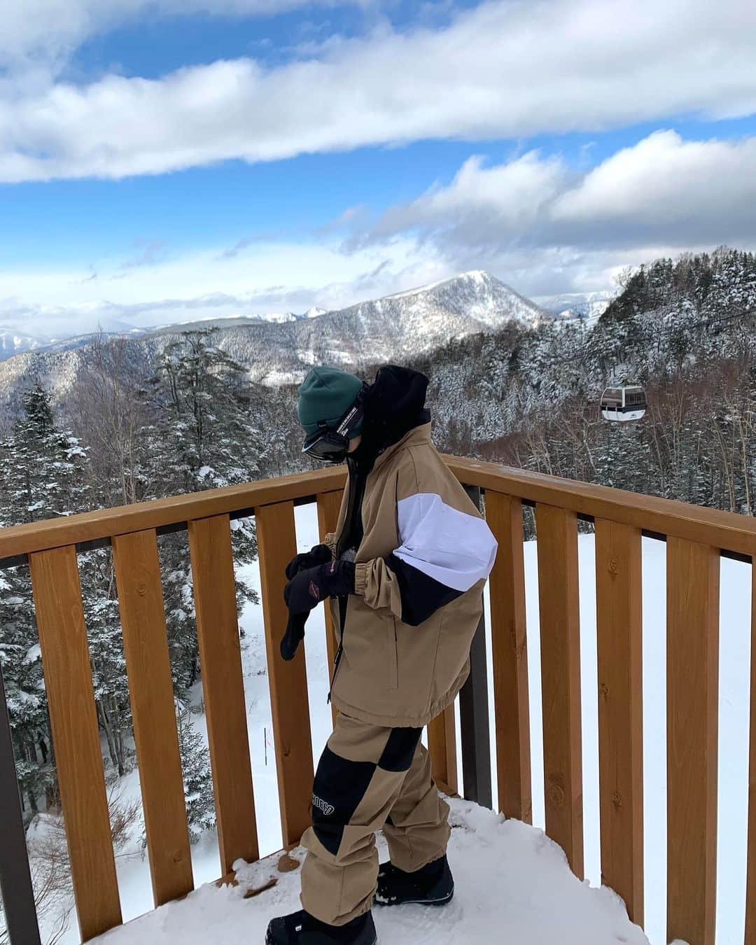 のインスタグラム：「新しいウェアお気に入り🔥  スノボーたのしすぎる🏂🏔🤎 終わったあとの温泉が最高!!  #丸沼高原スキー場」