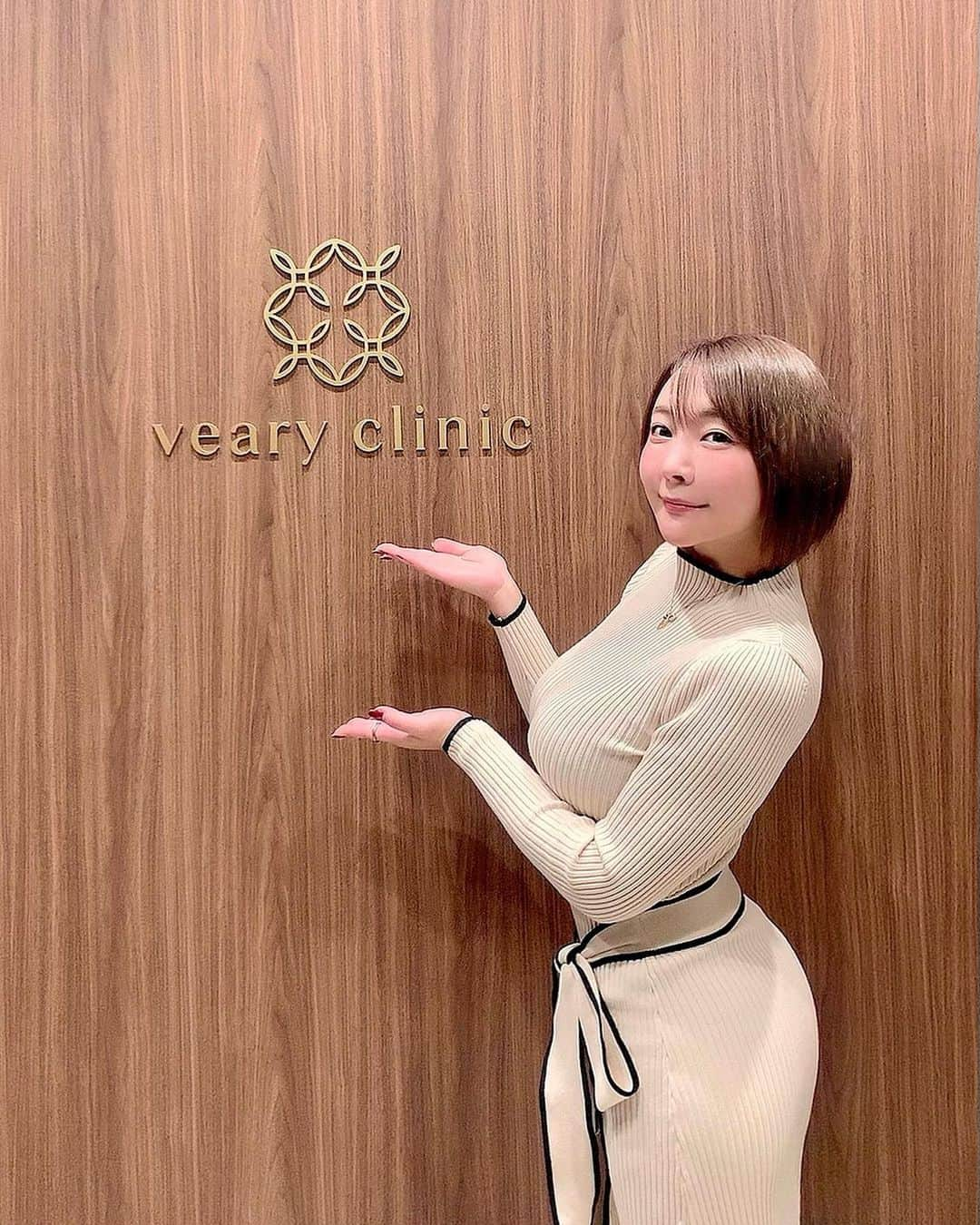 羽生アリサさんのインスタグラム写真 - (羽生アリサInstagram)「ヴェアリークリニック(@vearyclinic )さん💗  1枚目はお尻の施術の前の麻酔中！ しっかり麻酔をしてからダーマペン(お顔によく使われる美肌治療🤭)＆ピーリングをしていただきました🍑✨✨ 麻酔のせいか全く痛くなくて終わった後も羽生は赤みとかはなかったよ！😉  ダーマペンしてる子多くて気になってて、お顔にするような施術をお尻に出来るなんて贅沢だ〜🍑✨ これから綺麗になっていくみたいなので楽しみです🥰💗💗  @vearyclinic   #ヴェアリークリニック #vearyclinic #エコーガイドメソセラピー #美脚 #ヴェルベットヒップ #美尻 #婦人科美容 #デリケートゾーンケア #ダーマペン #美肌 #美肌ケア #美尻 #美尻ケア #美脚 #美脚ケア  #六本木 #駅近」1月18日 14時24分 - arisa_hanyu