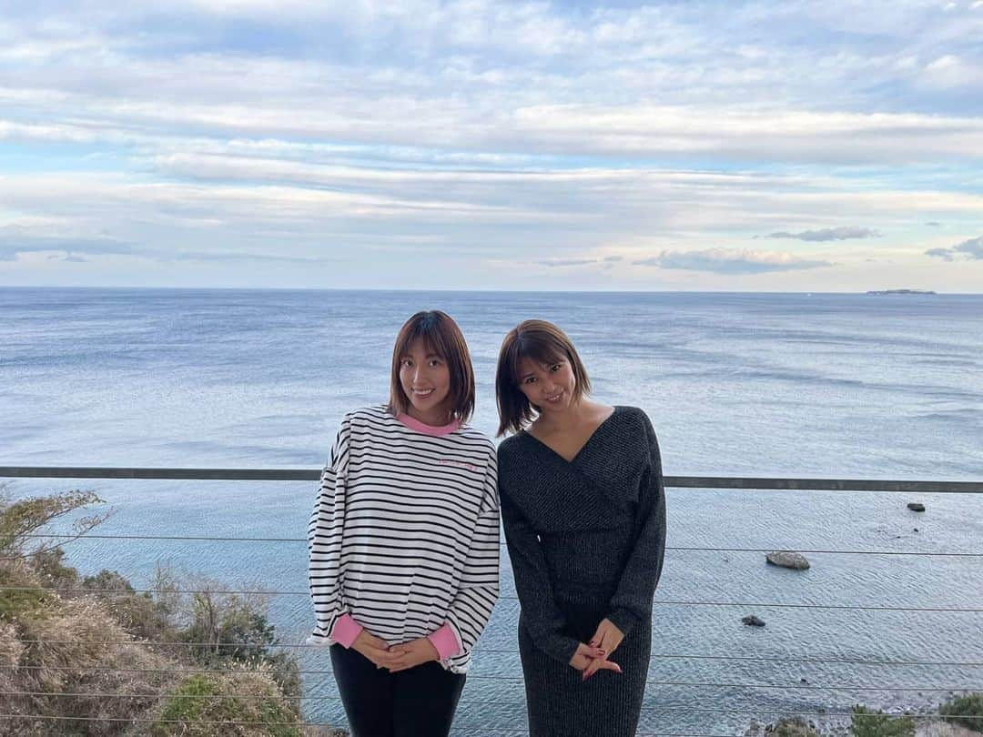 華彩ななさんのインスタグラム写真 - (華彩ななInstagram)「熱海の @umito_voyage_atami  に仲良しの @yuko.shoji ちゃんと行ってきました❤️  ２日間晴天に恵まれ☀️✨ ホテルもお部屋も眺めも、お食事も、 全部最高でした😆💓💓💓  お部屋の目の前が海🌊💓 眺めも最高💕 全室スイートルームなので、 贅沢な時間でした🎵  都内からも新幹線ですぐ到着して、 気楽に旅行出来て嬉しいな✨  ゆーこちゃん妊娠後期で来月出産なのに毎日パワフルに活動していて、 この時期に一緒に旅行行けるなんてびっくり😆😆😆✨ 昼から夜中までずっと話が止まらなかった😂😂😂💓 出会って15年、出会った頃よりもっともっと仲良くなれて嬉しいな❤️  最後の新幹線で私の母の話をしてたら、隣でゆーこちゃん号泣してて、 そんな心温かいゆーこちゃんが大好きだなぁ😂❤ また落ち着いたら旅行行こうね～❤️  伊豆と沖縄にも系列のホテルがあるので、いつかそっちも行ってみたいです❤️  #熱海  #旅行  #温泉  #温泉旅行  #女子旅  #umitovoyageatami」1月18日 14時26分 - nanakasai