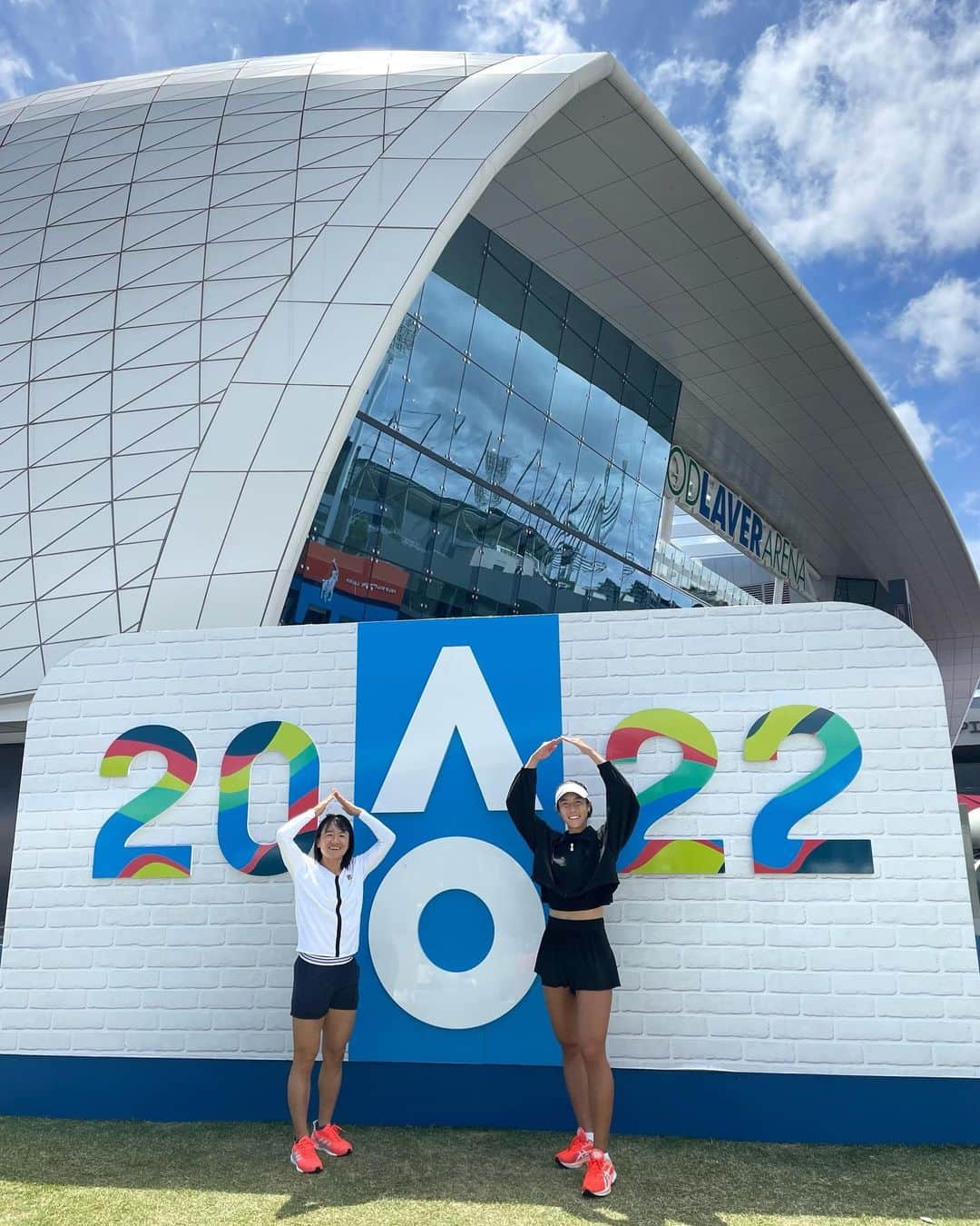 柴原瑛菜のインスタグラム：「✨AO 2022🎾🇦🇺🦘   ✨明日から私たちの2022全豪オープン始まります！ とても楽しみです😆💪 応援よろしくお願いします🙏  #enashibahara #wta #ellesse #ellessejapan #yonex #yonexjapan #2022 #asicsjapan #ao2022  #柴原瑛菜 #プロテニス選手 #エレッセ #ヨネックス #橋本総業ホールディングス #シンポウテニスリゾート #全豪オープン」