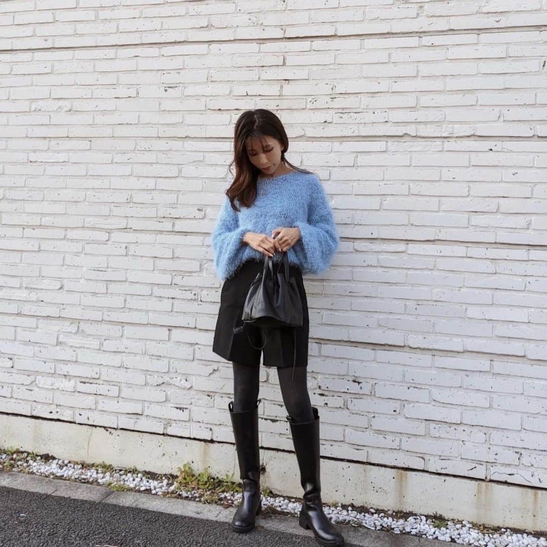 ayakoさんのインスタグラム写真 - (ayakoInstagram)「♡ おかん通ります🙏 お天気良き日のお散歩 * * Rename 巾着トートバッグ @devicebag_official 上を絞った巾着袋タイプのバッグ。 紐を緩めれば、口が大きく開くから出し入れしやすく使い勝手も👍結構入るよ❗️ どんなファッションにでも合わせやすい😊 この投稿を見た方限定の全商品20%OFFクーポンがあります ♡ DEVICE公式サイト限定 全品 20％OFFクーポン クーポンコード：ig2201d ご利用可能期間： 2022/1/10(月)〜2022/1/25(火) ストーリーにリンク貼ってるから見てね！ ♡ トップスはモヘヤカーディガンなんだけど ニットとしても着れてお気に入り♡ tops @make_ai_official  pants @zara  ♡ #DEVICE#devicebag#バッグ#バッグコーデ #pr#make_ai#毎日メイクアイ」1月18日 14時51分 - ayaya315