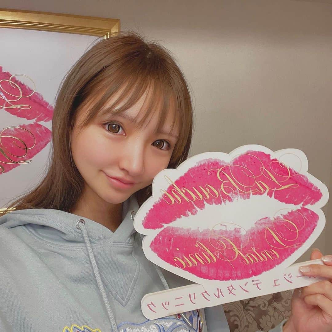 唯月みらいさんのインスタグラム写真 - (唯月みらいInstagram)「先日の　@labouche.dc 投稿最後💋 (すっぴんカラコンで失礼致します)  ボトックスの経過です🤍 今回はエラとアゴに打ってもらって わたしアゴボトックス大好きなんだけど 変化としては 口をうーってした時にできる 梅干し皺の緩和 横顔(Eライン)が綺麗になる って感じ(｀･ω･´)✌️ 顎を前に出したい！って人にもオススメ🤍 afterの方が顎がちゅんとしてるのわかるかなぁ？  エラは張りが気になるわけじゃなく 食いしばりが気になってたので 頬がコケないように少量にしてもらって 見た目での変化はほぼないけど 気になってた食いしばりは緩和できた ような気がする( ᷇ᴥ ᷆ )🤍  とりあえずiPhoneケースに Suica挟んであるの鬼ダサいね？？？ 本体に内蔵しますね...恥。 わたしほんとにアナログ人間すぎて スケジュールとかも絶対紙に書きたいタイプだし 電子書籍より紙の本が好きだし😮‍💨 わかってくれる人いる？？？？🥺 ただフリック入力だけはバカ早いです✌️ 誰か勝負しよ✌️」1月18日 15時00分 - a_rin.popo