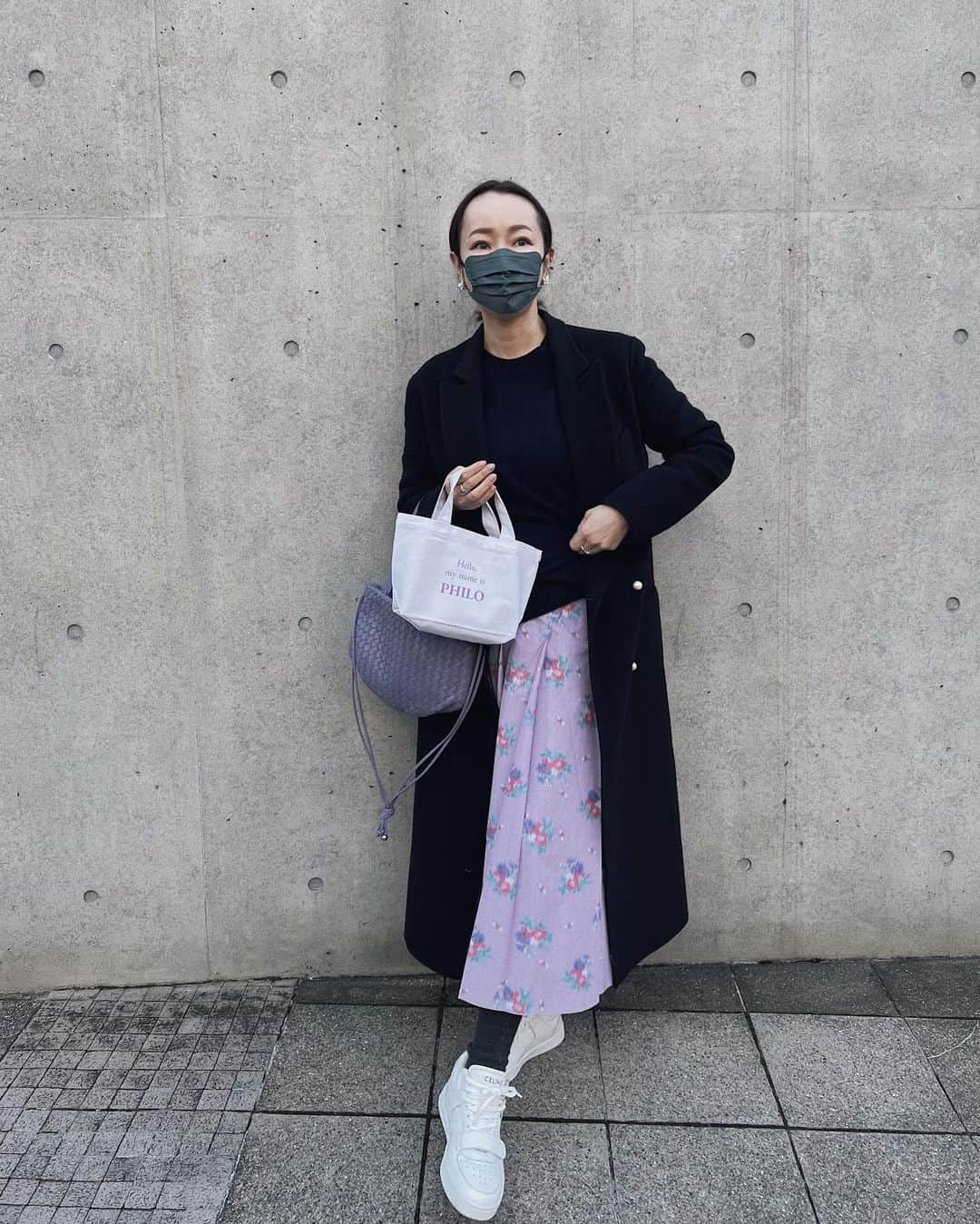 翁安芸さんのインスタグラム写真 - (翁安芸Instagram)「Navy Purple💜💙🖤  パープルの花柄スカートにネイビーのニット&コー。数年前までは意識したことのなかったラベンダーやパープルが今は好きな色のひとつに☺️  Knit #paddyhill #paddyhill__  Skirt #blamink #ブラミンク Coat #madisonblue #マディソンブルー  Bag #bottegaveneta #philodesign  Sneakers #celine #セリーヌ Mask #dmasque   #tokyo #akiweng #翁安芸 #outfit」1月18日 15時23分 - akinyc