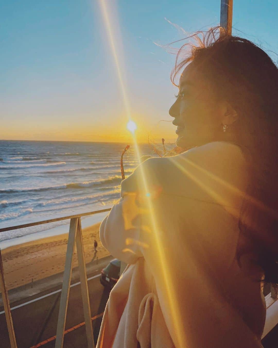 のインスタグラム：「美しい夕陽は沈むまでいつまでもぼぉーっと眺めちゃう🌅  . たまにこうやって海沿いでゆっくりする時間がスキ♡」