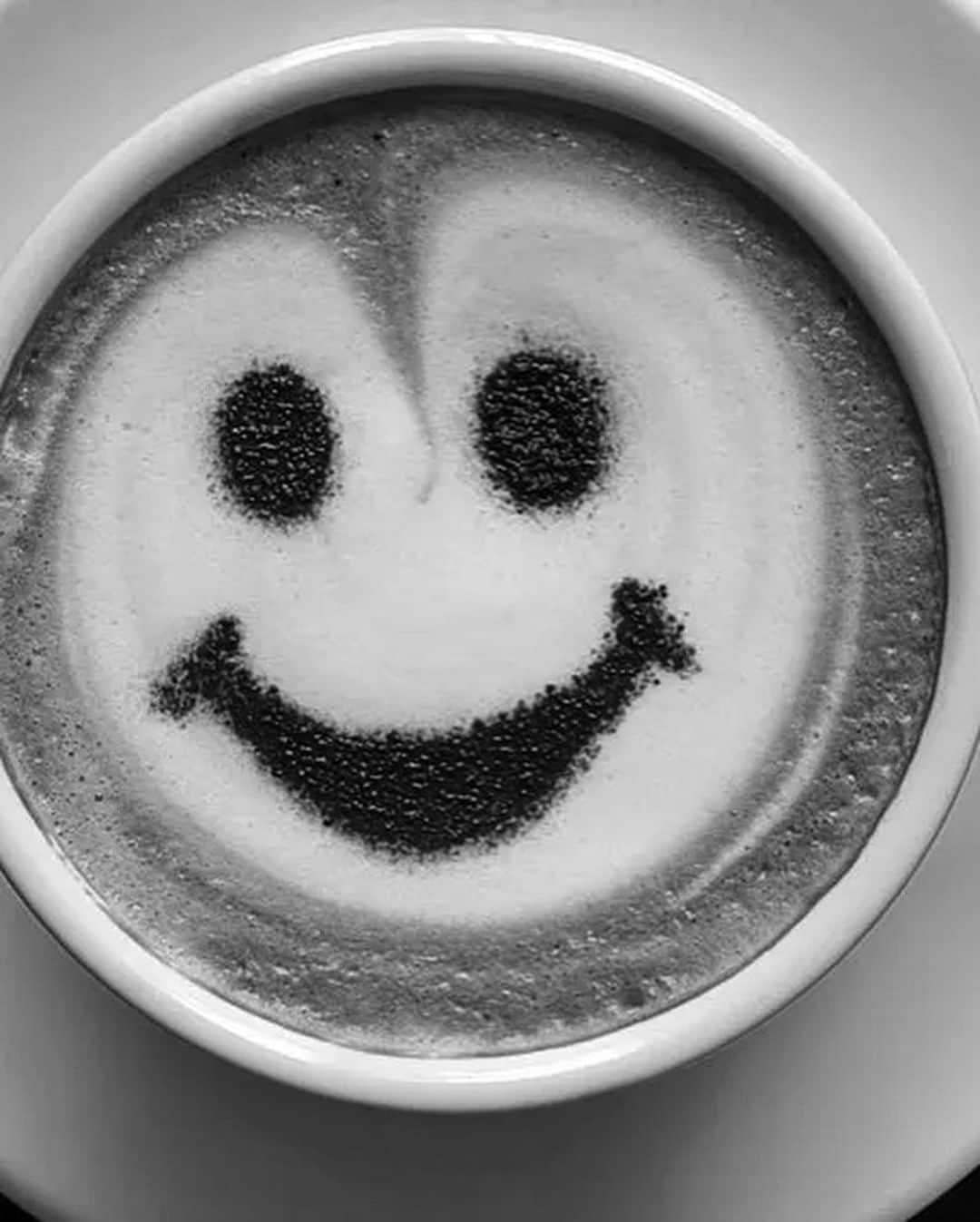 カトリネル・メンギアさんのインスタグラム写真 - (カトリネル・メンギアInstagram)「Good morning. ☀️ Just sending out a small smile to whoever may need one 🙏 #coffeetime with @teilor_finejewellery」1月18日 16時23分 - catrinelmarlon