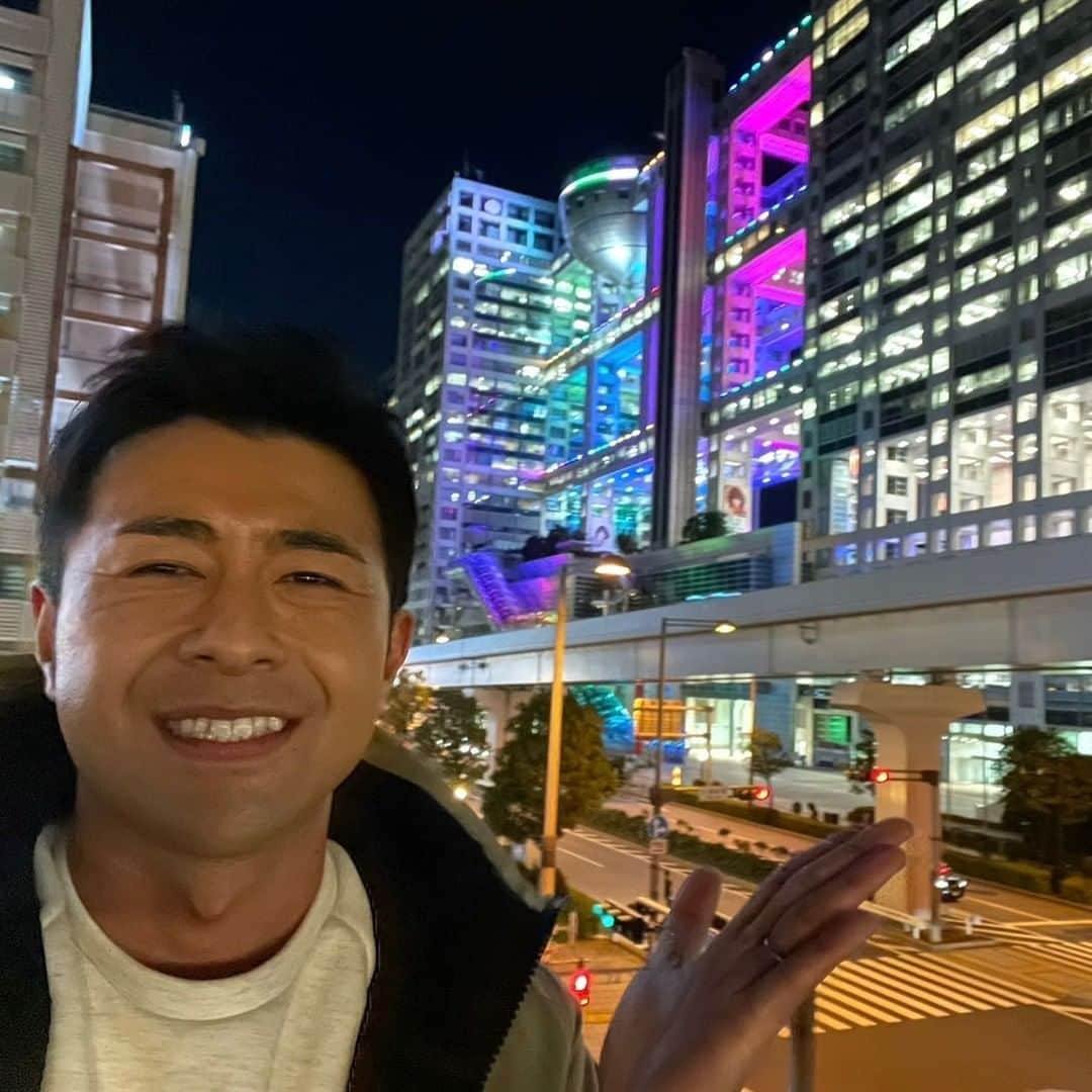 フジテレビアナウンサーのインスタグラム：「. フジテレビアナウンサーたちの元気の源、 ハッピーになれるものをご紹介していく 新企画「8ッピー」✨ ⁡ 第ニ弾は私、榎並です🧔🏻 ⁡ キラキラ光るフジテレビを眺めながら、仕事終わりの解放感に浸る瞬間が私の「8ッピー」タイムです。 ⁡ 冷静に考えると、務めている会社がライトアップしてるのはなかなかの事態ですよね。 ⁡ ライトアップしたフジテレビは、 こちらのアカウントでもご覧頂けます。 @fujitv_aurora ⁡ ぜひ皆さんも光るフジテレビを見かけた際には #フジテレビライトアップ ⁡ とハッシュタグをつけて投稿してみて下さい🙌 ⁡ #8ッピー #フジテレビアナウンサー #榎並大二郎 #フジテレビライトアップ」