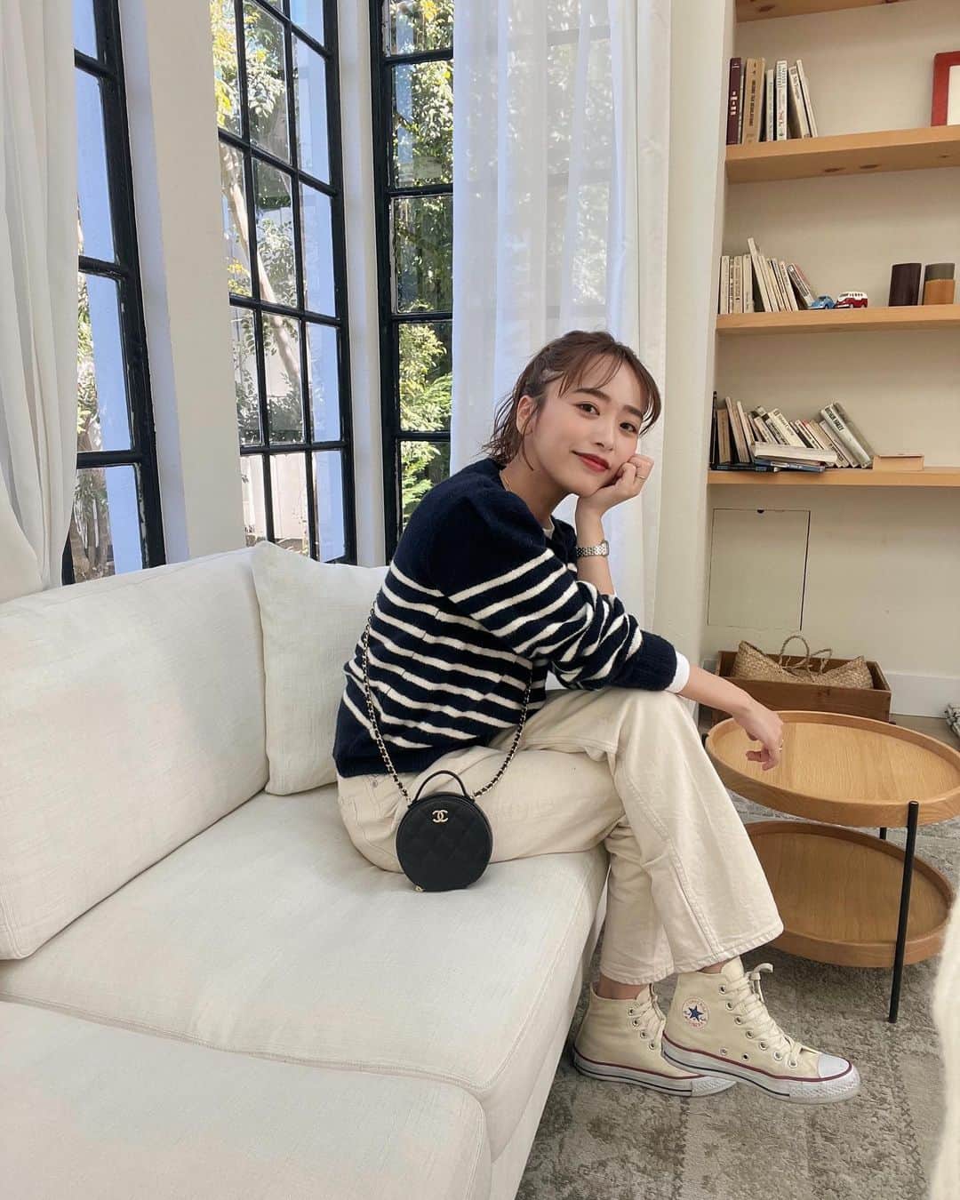近藤千尋のインスタグラム：「今日は夫婦で撮影でした📸💕 撮影の後はお互いに撮り合い📷笑❤️ (二枚目の動画)  今日の私服で着てるトップスも @tokyogirlsmarket_official  の 私のセレクトアイテム💓 3421円というお手頃価格でした☺️  パンツは @yanuk_official 🖤  バッグは @chanelofficial 🖤  久々のコンバース やっぱりしっくりくる❣️ 最近はハイカットが好き〜✨✨」