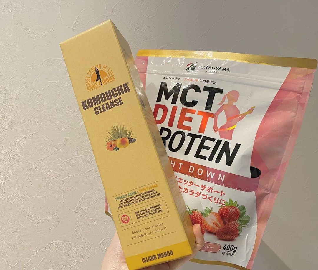 のインスタグラム：「￤ ⁡ ⁡ 最近宅トレをしているので 美味しくて飲みやすい ダイエットプロテインを探していたら ロフトレでぴったりのものがあったので 飲んでみました◎ ⁡ ⁡ 飲んだのはMTC DIET PROTEIN！ 味はおすすめされたストロベリー🍓 ⁡ ⁡ 豆乳100ml、お湯100mlで割ったよ！ ⁡ ダマにならず溶けやすくて 味も美味しくて ご褒美な気分でした♡ ⁡ ⁡ 昔から飲んでいる コンブチャのブースもあって さすがコンブチャだな！と思いました◎ ⁡ ⁡ ダイエットプロテインとコンブチャで 美ボディになるぞ〜！ ⁡ ⁡ 𓐄𓐄𓐄𓐄𓐄𓐄𓐄 ⁡ #ロフト展示会 #ロフトレ2022 #PR」