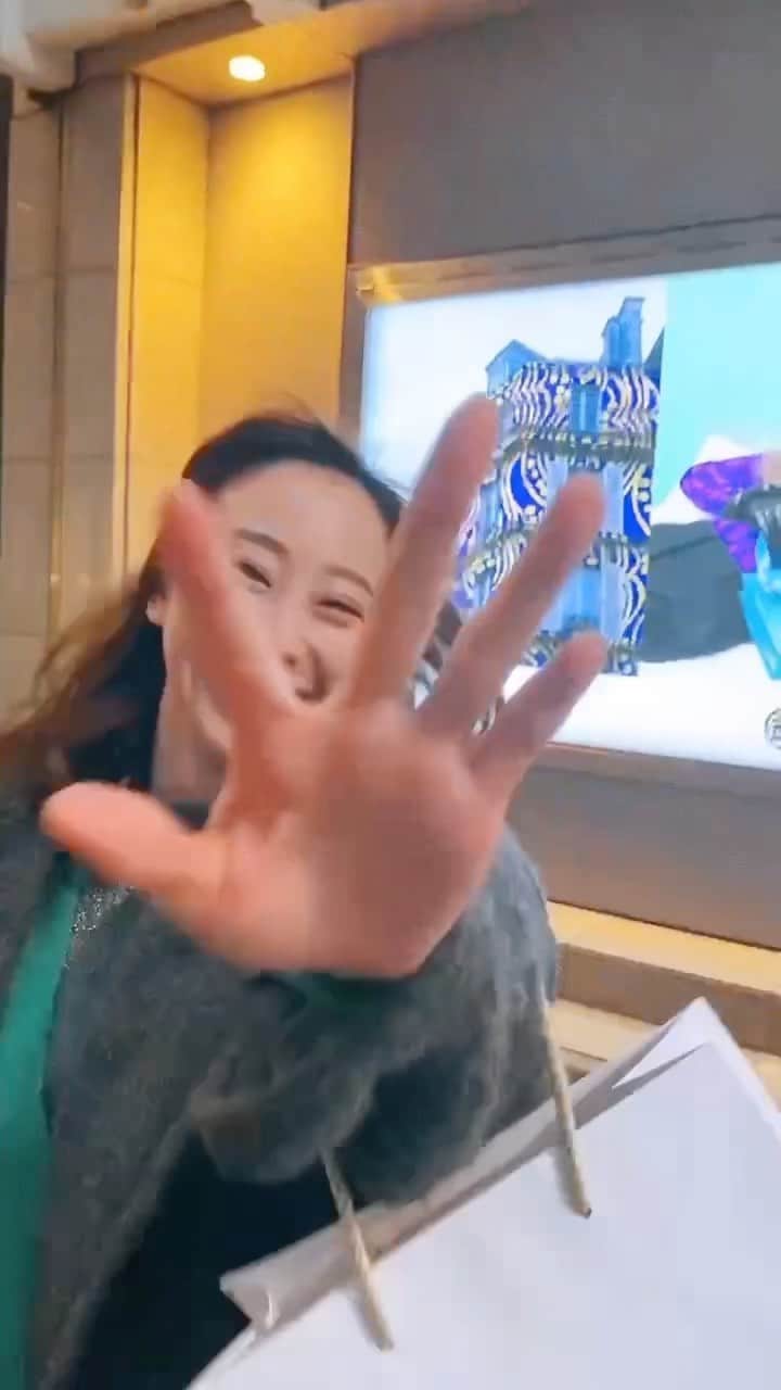 秋倉諒子のインスタグラム：「あの人に会いに伊勢丹行こう〜❤︎の巻♪ 少しですがお会いできた方々 優し過ぎて元気もらいました✨🥺🤍 ありがとうございました🥰 今日までなので最後ミッキーに会いに行ってあげてくださいね！🐭🎀 #伊勢丹」