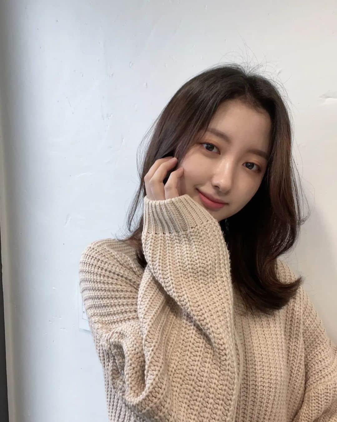 キム・ジミンのインスタグラム：「'초인가족' 때부터 지금까지 언제나 늘 최고 금손인 울 @hansumin__n  수민쌤!!!! 🥰 예쁜 머리 너무너무나 감사합니다..💕 사랑해요..❤」