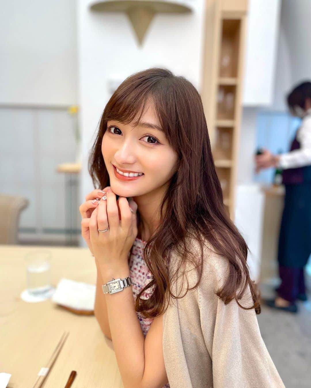 加藤瑠美さんのインスタグラム写真 - (加藤瑠美Instagram)「先日の結婚記念日ランチ🍣 2021年9月にopenしたばかりの 紀尾井町 三谷別邸さんへ伺いました❣️  お店で食べるつまみやお鮨…いつぶりなの… 美味しくて涙でたあ〜〜🥲❤️  飲み物はペアリングにしたのだけど、 初めて飲んだ十四代の双虹という日本酒が もう本当〜〜〜に美味しくて衝撃を受けた…🍶 グラスや寿司下駄もキラキラで綺麗で 店内も白くて自然光がたっぷり入って 幸せを噛み締めていただきました🍚  快く息子と娘をみていてくれたお義父さんお義母さん、 母に大大大感謝…🥺 次の夫婦2人ご飯はまた次の結婚記念日ランチかな❣️笑  📍紀尾井町 三谷別邸 東京都千代田区紀尾井町1-2 東京ガーデンテラス紀尾井町3F 03-6256-9566  #rubi__restaurant#instafood##lunch#japanese#sushi#三谷別邸#紀尾井町#紀尾井町三谷別邸#寿司#お寿司#鮨#お鮨#お寿司ランチ#十四代双虹#十四代#双虹」1月18日 17時13分 - katorubi