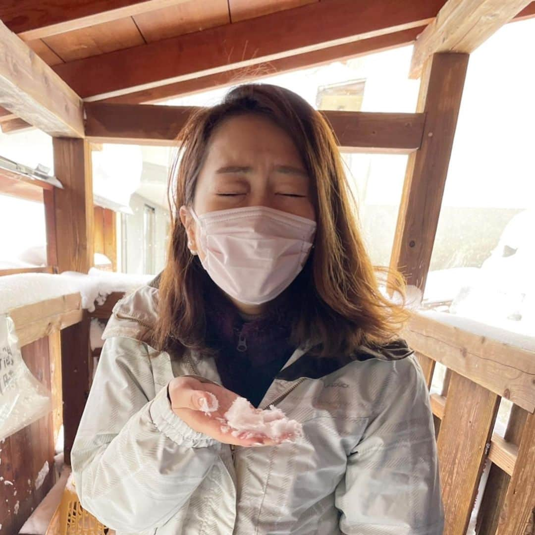 下村彩里さんのインスタグラム写真 - (下村彩里Instagram)「また一段と寒くなりましたね🥲❄️🧣  先週は 富山、新潟を取材しました。 昨シーズンの記録的な大雪からちょうど1年。 みなさん早めに除雪作業を行ったり、万が一に備えて食糧を買いだめしておくなどして、対策を徹底されていました。  今日も日本海側を中心に雪が降っていて、 断続的に雪が降る北日本や、北陸では、強まる雪や吹雪に警戒が必要です。❄️  #寒さ と#大雪 にくれぐれも気をつけてお過ごしください🙇‍♀️  #富山 #新潟　の #取材や中継 では #黄色　の #防水 #ジャケット の中に #2枚の #ダウンコート　を #忍ばせていました 🤭 #5枚目  #カメラも #傘をさして #雪宿り　☃️🥶  #テレビ朝日#報道ステーション#寒さ対策#雪#雪取材#下村彩里」1月18日 17時18分 - sairi.shimomura_ex