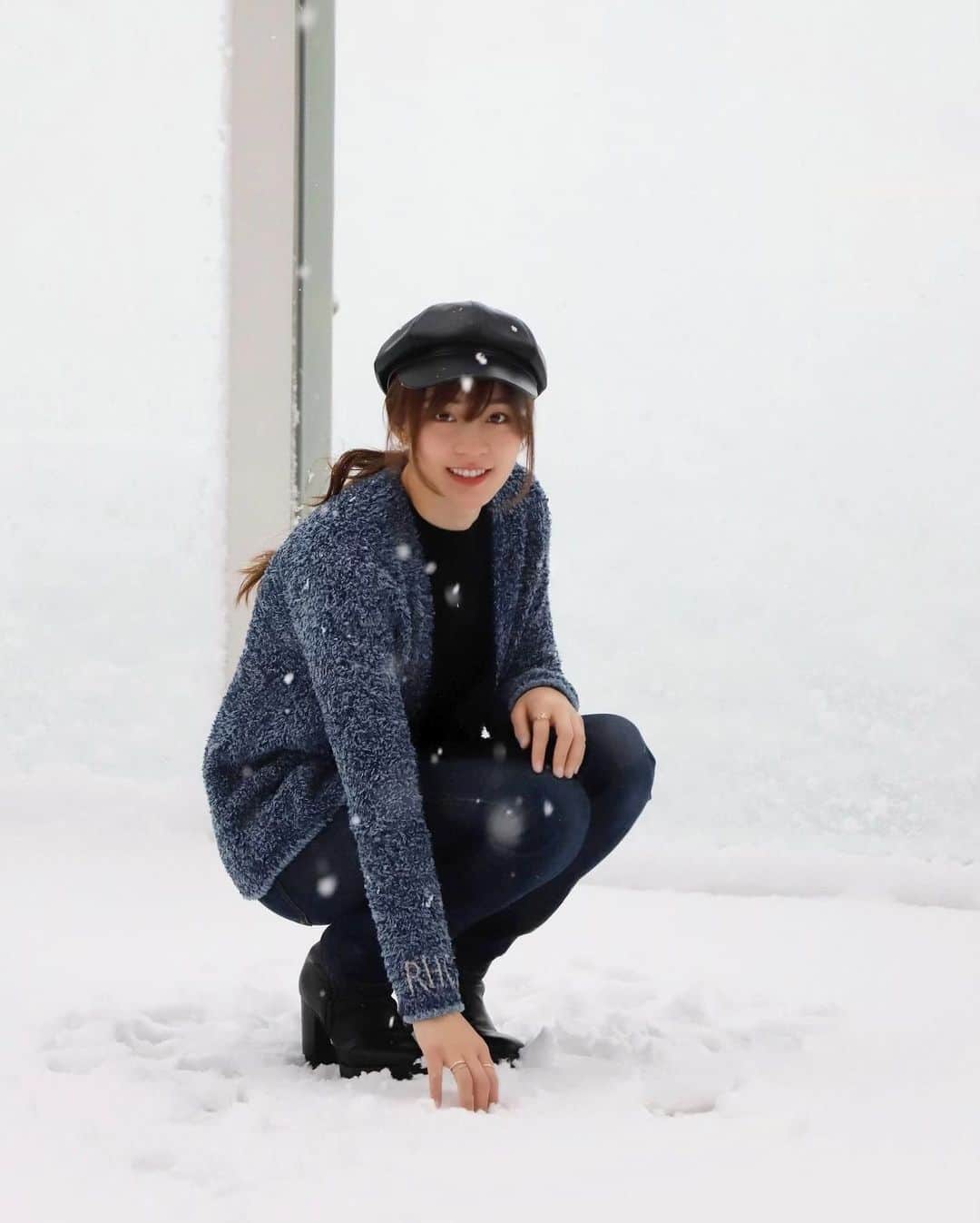 のインスタグラム：「撮影終わりのオフショット📸 ⁡ この日は雪が降った日で⛄️❄️🤍 ⁡ 撮影は室内だったんですが 雪が降る事なんて中々ないので 雪と一緒に撮ってもらいました✨☺️ ⁡ 地面にくまさんを書いた写真もペタリ🐻❤️ ⁡ ⁡ ⁡ ⁡ ⁡ ⁡ ⁡ ⁡ ⁡ ⁡ ⁡ ⁡ ⁡ ⁡ #enjoy #smile #ootd #happy #love #half #model #kt #me #instdiary  #fathion #japan #snow」