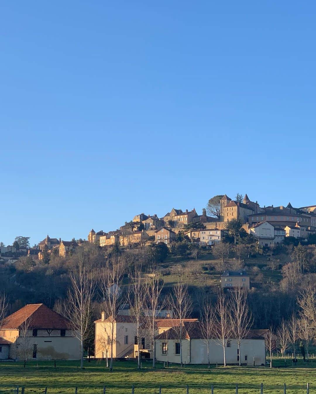 辻仁成さんのインスタグラム写真 - (辻仁成Instagram)「フランス西部のベルベスは、モン・サン・ミシェルのような丘状の世界観、美しいフランスの田舎に選ばれているらしい。  月が美し過ぎた！  最後の写真は、トリュフのマカロン！　チョコとトリュフ！　美味しかった。  あ、白いのは、クリスト、クリスタルという意味だけど、霜、だよね。寒かった。」1月18日 17時23分 - tsujihitonari
