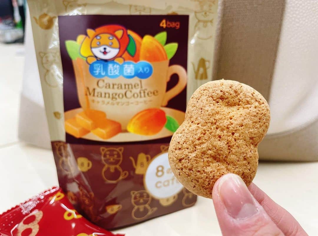 大森万梨乃のインスタグラム：「ㅤㅤㅤ ㅤㅤㅤ 静岡市民なら知らない人はいない！ #カクゼン桑名屋 の #8の字クッキー 🍪 ㅤㅤㅤ こんなに種類あるって知ってました？ 多分今日１０枚は食べてる… ㅤㅤㅤ 100年愛される素朴な味わい！ 実はコーヒーや紅茶も販売してるんですよ〜🐝 ㅤㅤㅤ #静岡手土産 #静岡お菓子」