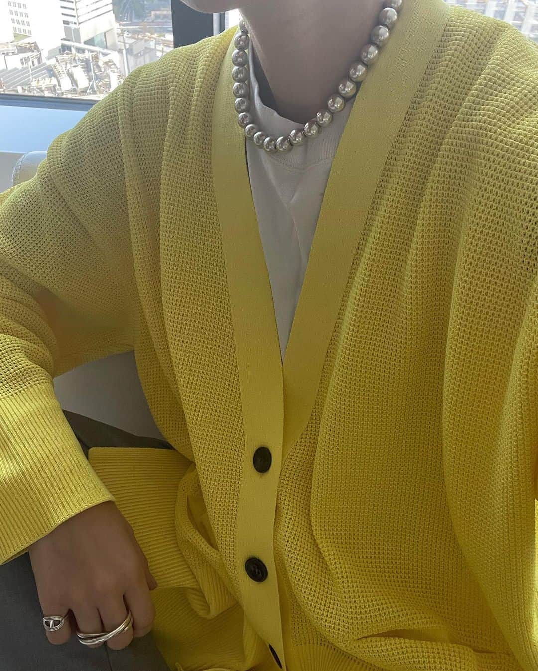 正中雅子のインスタグラム：「🐝🌼🧇  アモッサを使用したVネックカーディガン💛  シンプルなVネックながら、ワッフル編みがいい仕事してくれてる🤤  アモッサ糸は、ドライタッチで肌触りも良く発色の良さも魅力なので　春らしいイエローを☺︎  #MACHATT #masaco服」