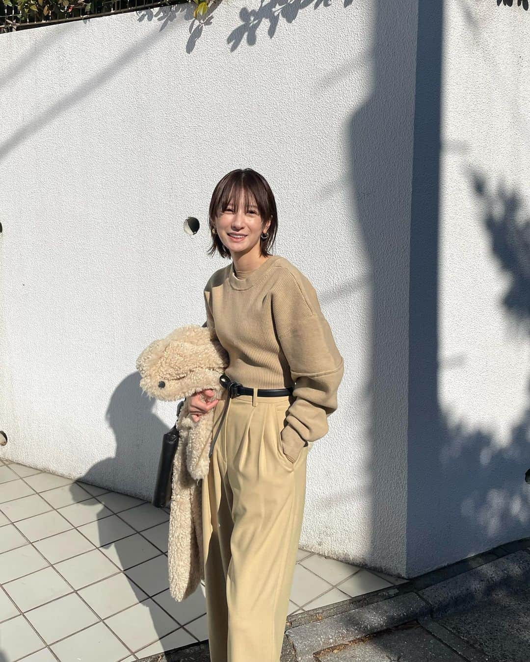 松本恵奈さんのインスタグラム写真 - (松本恵奈Instagram)「こんにちは◎今日の私服です♡ 最近、買った3WAYニットを初おろししました⚪️3WAYニットは丈感が絶妙なところも可愛いので、アウトスタイルで着ることが多かったんだけど今日はインしてスッキリ合わせてみました◎ 細身なので普通のトップスとしても着れて最高です♡ そしてやっぱりグリーンも買っちゃいました。笑 なのでこれからも私服で沢山紹介するね。笑 さて、ご飯作ろ🍚💪🏻 #私服 #clane #発売中 #2色買い #お気に入り #knit」1月18日 17時35分 - ena1123