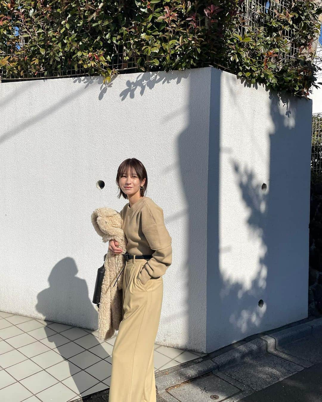 松本恵奈さんのインスタグラム写真 - (松本恵奈Instagram)「こんにちは◎今日の私服です♡ 最近、買った3WAYニットを初おろししました⚪️3WAYニットは丈感が絶妙なところも可愛いので、アウトスタイルで着ることが多かったんだけど今日はインしてスッキリ合わせてみました◎ 細身なので普通のトップスとしても着れて最高です♡ そしてやっぱりグリーンも買っちゃいました。笑 なのでこれからも私服で沢山紹介するね。笑 さて、ご飯作ろ🍚💪🏻 #私服 #clane #発売中 #2色買い #お気に入り #knit」1月18日 17時35分 - ena1123