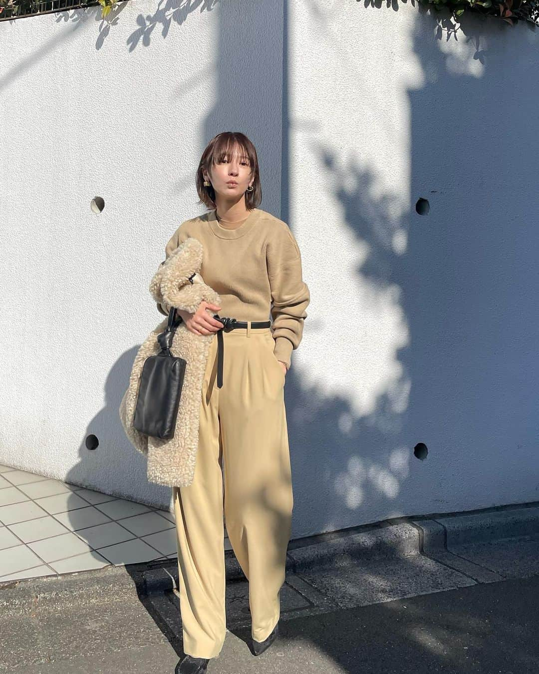 松本恵奈さんのインスタグラム写真 - (松本恵奈Instagram)「こんにちは◎今日の私服です♡ 最近、買った3WAYニットを初おろししました⚪️3WAYニットは丈感が絶妙なところも可愛いので、アウトスタイルで着ることが多かったんだけど今日はインしてスッキリ合わせてみました◎ 細身なので普通のトップスとしても着れて最高です♡ そしてやっぱりグリーンも買っちゃいました。笑 なのでこれからも私服で沢山紹介するね。笑 さて、ご飯作ろ🍚💪🏻 #私服 #clane #発売中 #2色買い #お気に入り #knit」1月18日 17時35分 - ena1123