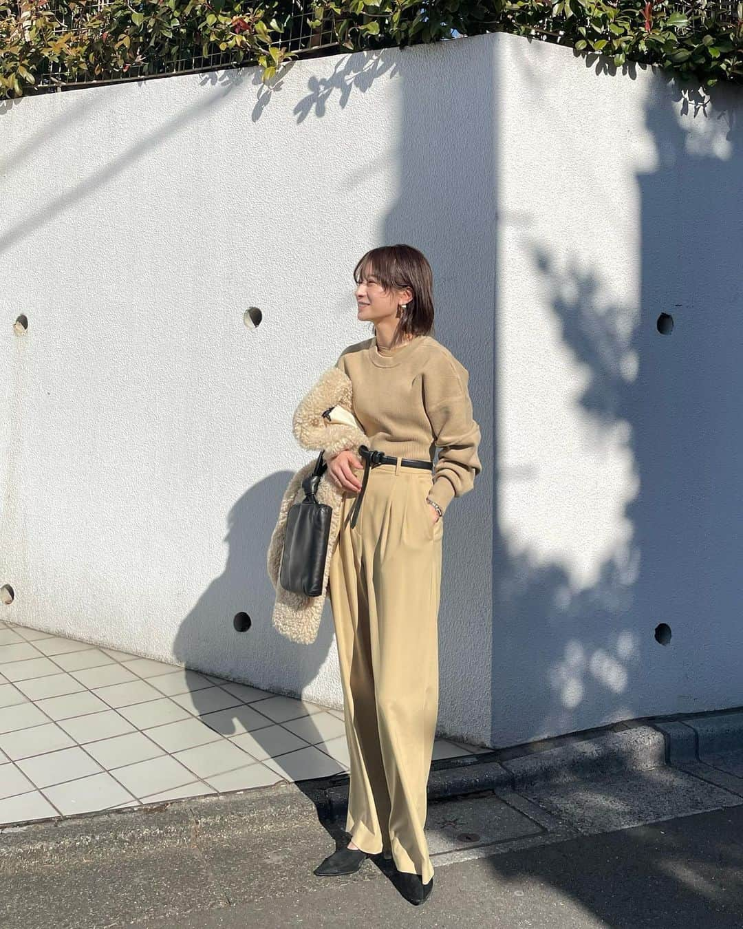 松本恵奈さんのインスタグラム写真 - (松本恵奈Instagram)「こんにちは◎今日の私服です♡ 最近、買った3WAYニットを初おろししました⚪️3WAYニットは丈感が絶妙なところも可愛いので、アウトスタイルで着ることが多かったんだけど今日はインしてスッキリ合わせてみました◎ 細身なので普通のトップスとしても着れて最高です♡ そしてやっぱりグリーンも買っちゃいました。笑 なのでこれからも私服で沢山紹介するね。笑 さて、ご飯作ろ🍚💪🏻 #私服 #clane #発売中 #2色買い #お気に入り #knit」1月18日 17時35分 - ena1123