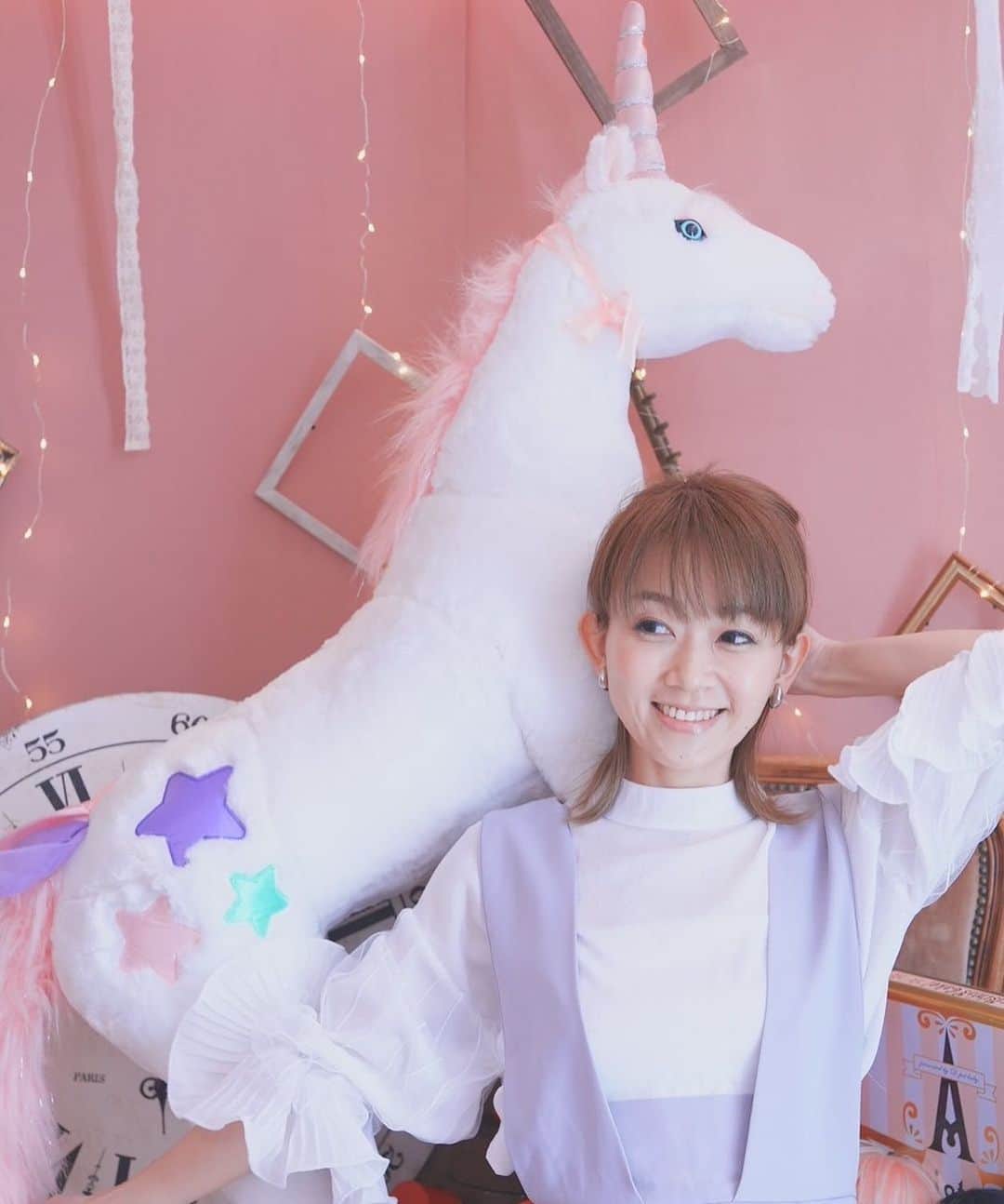 岡部玲子のインスタグラム：「おじゃましたスタジオに ユニコーンがいたので記念に📸 なんて可愛い色合い😍 私には可愛いすぎる背景ですが😂記念ということで お許しください😂  さて明日は浦和でニューイヤーカップですね🏇  2022年スタートは悪くなかったのですが 先週の土日は酷かったので 気持ちを切りかえて頑張ります💪  皆様にも幸あれ〜っ✨  @nar_keiba_official   #岡部玲子 #タレント　#レポーター　#競馬キャスター　#チーム地方競馬　#pr #ニューイヤーカップ　#ユニコーン　#撮影　#スタジオ」