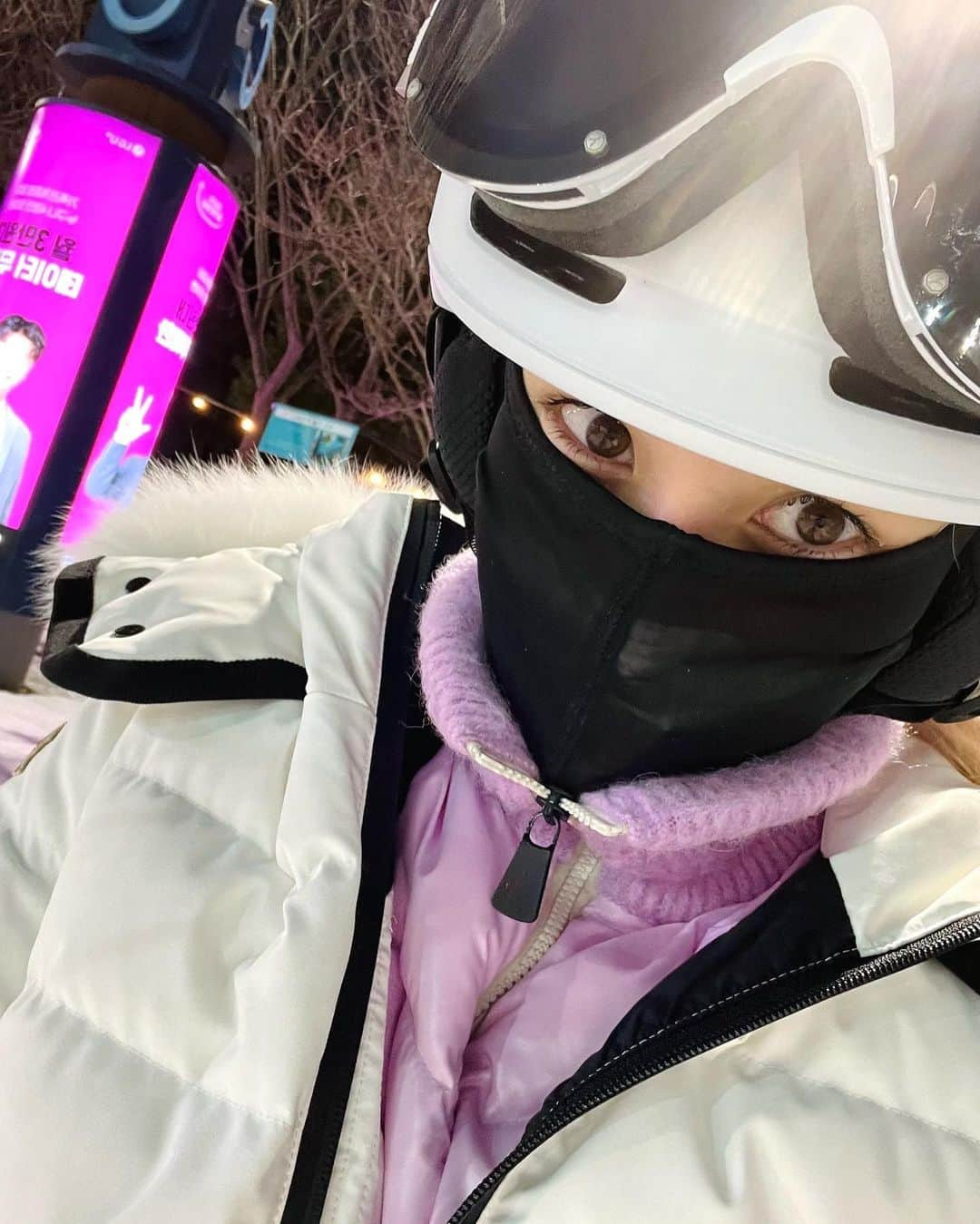 ソミさんのインスタグラム写真 - (ソミInstagram)「SKI TRIP WITH FAM  @theblacklabel_official  속눈썹이 얼었다니…🤍💎 Mom I went to the moon 🌕」1月18日 17時46分 - somsomi0309