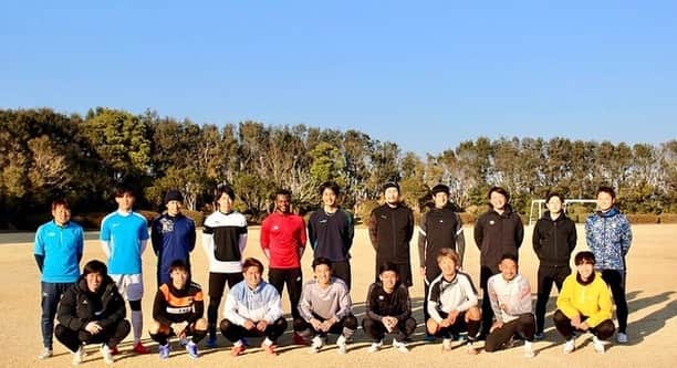 増嶋竜也のインスタグラム：「今年のリバックプロジェクトは宮崎県新富町で開催しています  所属先が決まっていない選手のための合同合宿プロジェクトです  1人でも多くの選手がまたピッチに戻れるようにサポートしていきます  クラウドファンディングやスポンサーさんなど、いろんな方の協力で成り立っています。  是非みなさんのサポートよろしくお願いします  Reback  2022 メンバー 橋本 英郎　　FC今治 上米良 柊人　長野パルセイロ 金 正也　　　藤枝MYFC 宮城 雅史　　テゲバジャーロ宮崎 藤沼 拓夢　　大宮アルディージャ サミュエル　テゲバジャーロ宮崎 太田 賢吾　　FC大阪 平石 直人　　おこしやす京都 貫名 航世　　おこしやす京都 平木 慎二　　宮崎産業大学 樽谷 誠司　　ヴェロスクロノス 佐藤 隼　　　ヴェロスクロノス 佐藤拓実　　　神奈川大学 鍵山慶司　　　東洋大学 松田麗矢　　　拓殖大学    #リバックプロジェクト #新富町 #ヴィアマテラス宮崎」