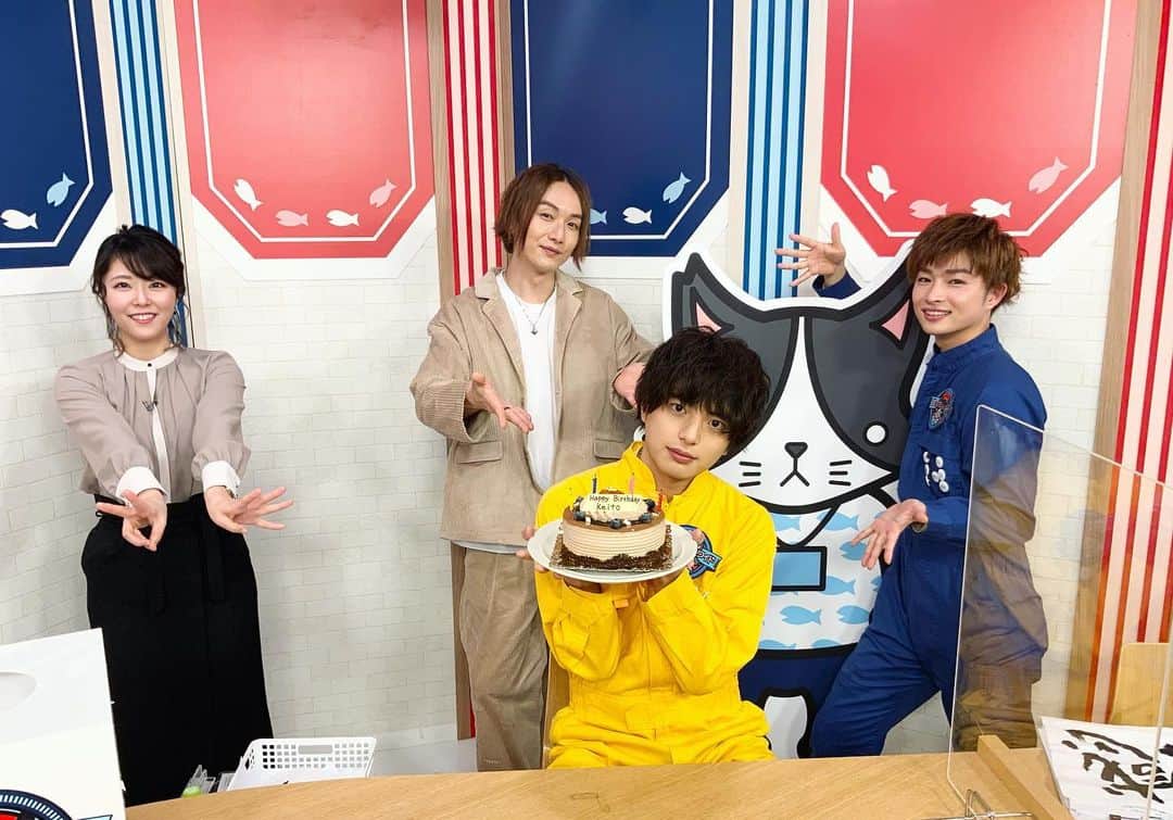 のインスタグラム：「猫のひたいほどワイドありがとうございました！ 昨日は月曜日新年一発目でした！ 2022年も元気に楽しく猫ひたやっていきます！  そして、誕生日も祝ってもらいました！ ありがとうございます！  #猫ひた」