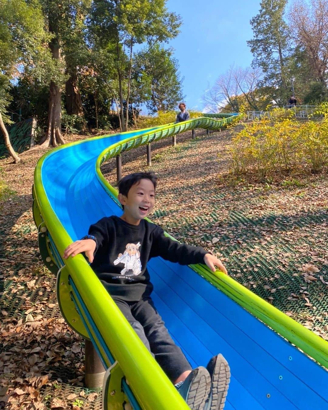 クレイジーパパさんのインスタグラム写真 - (クレイジーパパInstagram)「生まれ故郷で最高の公園発見👨‍👩‍👦‍👦  東京都町田は高校で寮に入るまで青春時代を過ごした場所🌇多摩の魅力発信プロジェクトで久しぶりに行ってきたぜ🏃‍♂️  町田で出会った最高の公園、それが芹ヶ谷公園👍  町田駅から徒歩10分で大自然🍁大自然の中にポケモンマンホールを発見😵これにはタイガもリョウマも大興奮‼️  大好きなポケモンの興奮冷めやらぬまま目の前に現れたのは巨大すべり台🎢すべり台を見るやいなやタイガとリョウマは一目散に階段ダッシュ🏃‍♂️  ビビることなくものすごいスピードで滑ってきました😅10回は滑りたおし、階段ダッシュと絶叫すべり台で子供たちにとって最高の運動になりました😌  そしてとっても楽しそうな子供たちの表情にパパとママはほっこり🤗  地元で発見した最高の芹ヶ谷公園🎢  多摩の魅力発見👍  #芹ヶ谷公園 #東京 #町田 #最高です #たま発 #tamahatsu #多摩の魅力発信プロジェクト #PR」1月18日 18時00分 - crazypapa.tv