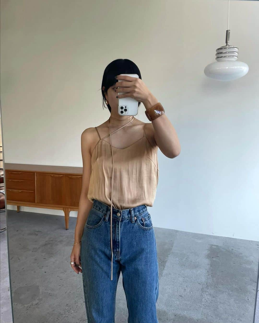 AICOのインスタグラム：「写真はまだ寒そうだけど、夏は一枚でカジュアルなボトムと合わせたいな〜とスタイリングを考えている。スエットパンツと合わせるのも可愛いかも。後ろに長く垂れた紐が揺れる感じがたまらなく好き。 紐で色々アレンジができるデザイン。もう少しで発売です。 #clane#22ss」