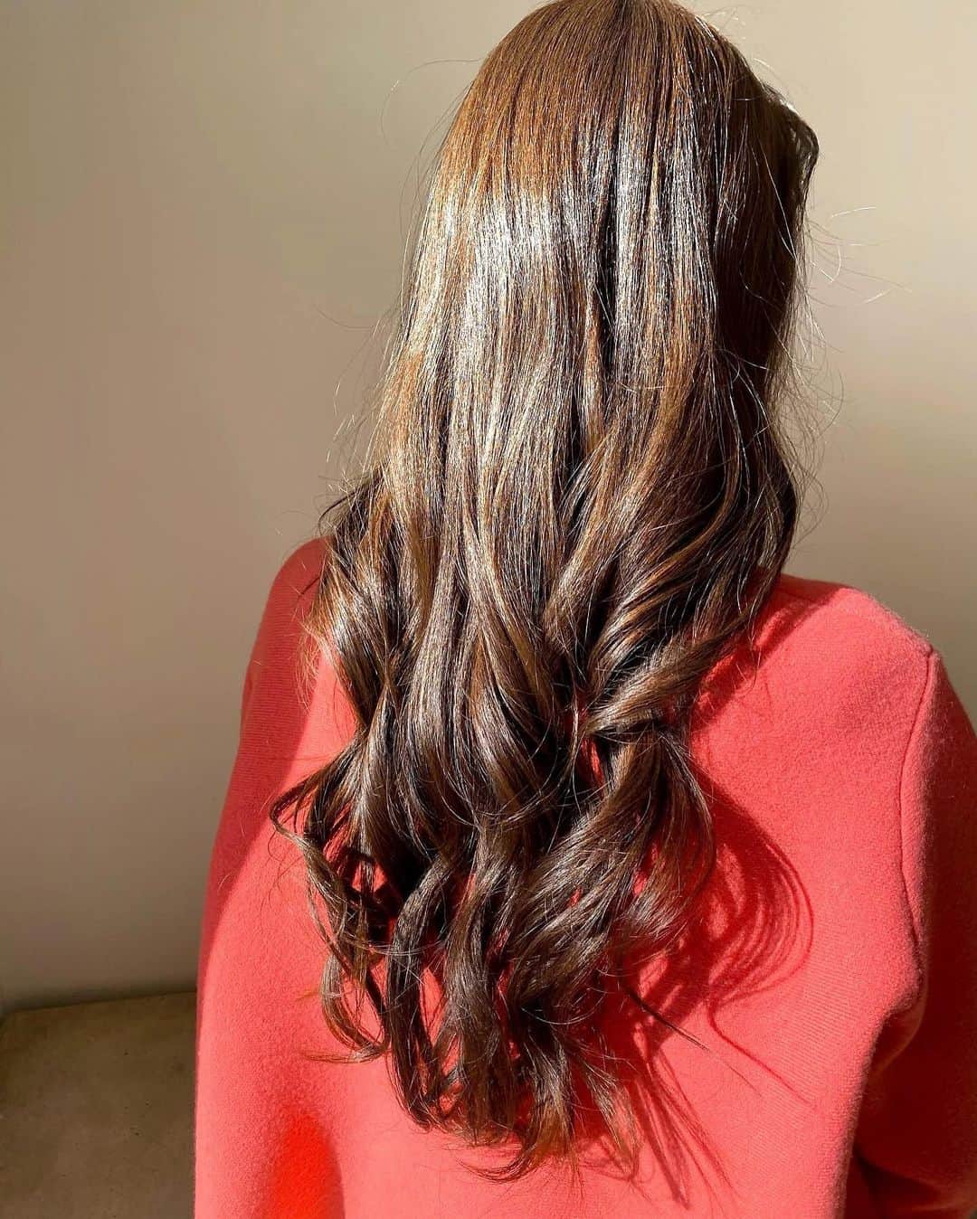 のインスタグラム：「ロングヘアが好きで、 「髪は大切にしたい！」 でも…実は 毎日の様に コテ使用してます🥺  だからこそ シャンプー&トリートメントには こだわってます。  水分を髪の芯まで届ける美容成分や、 ドライヤーの熱を当てる事で、 より髪に定着する美容成分を 入れたシャンプーとトリートメント。  昨晩シャンプー&トリートメントして寝た今朝の写真👉🏻2枚目  コテは ヘアービューロンの 34ミリを使用。 160℃ 全体を10〜12等分して 巻いてます。 所要時間：７分  #ftcbeauty  #ヘアービューロン4dplus  #ラメラジャンプー #シャンプーはノンシリコン #泡切れの良さ」