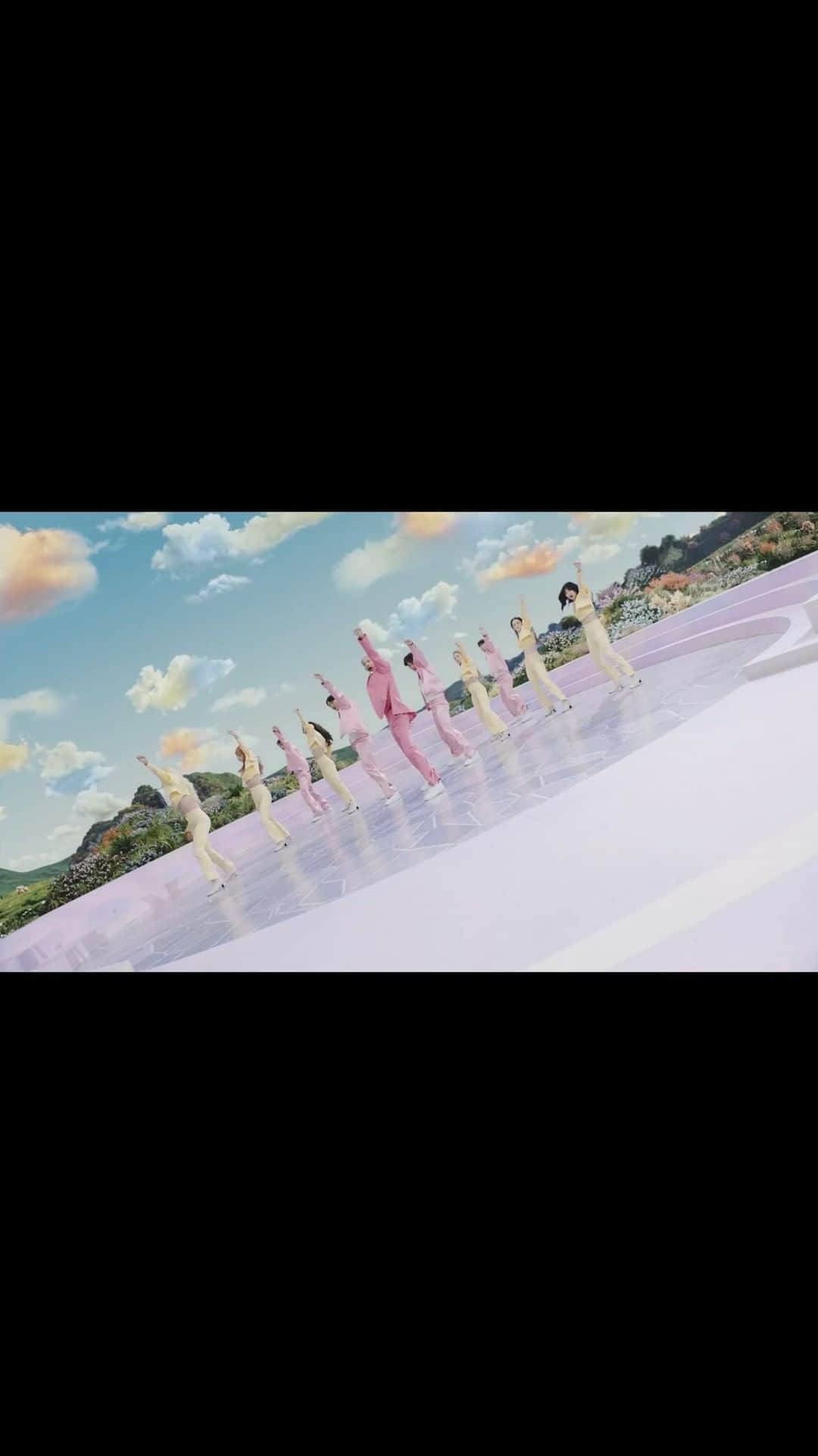 BamBam のインスタグラム：「"Slow Mo" M/V Finally OUT!🦢 Link in Bio  #SlowMo」